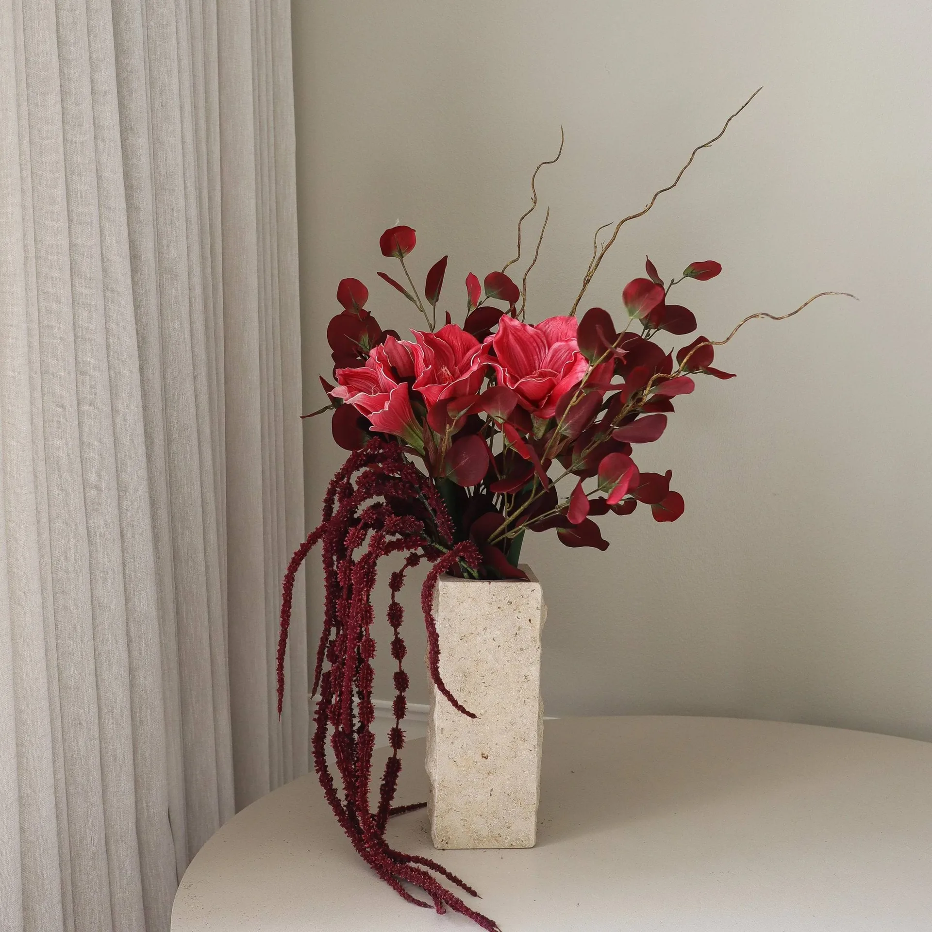 Deep Bloom kunstig buket, Amaryllis, eucalyptus, amarant, grene, 120 cm Botané