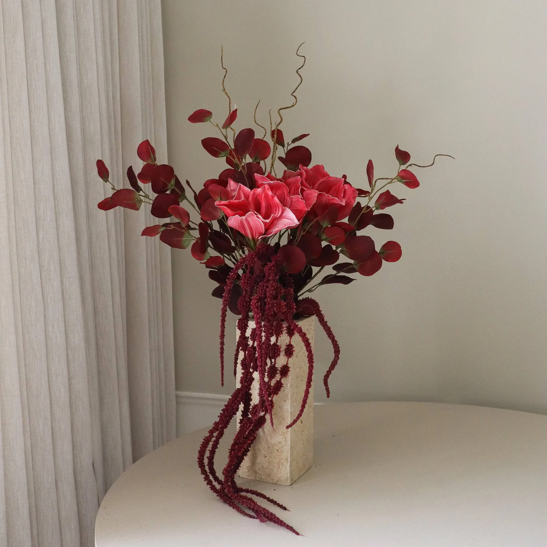 Deep Bloom kunstig buket, Amaryllis, eucalyptus, amarant, grene, 120 cm Botané