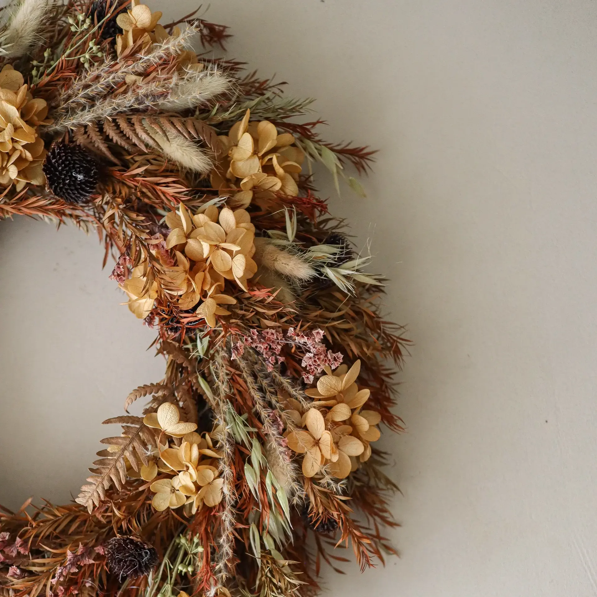 Golden Meadow Wreath blomsterkrans, Hortensia-tørret græs-bregne-hareører, Ø40 cm Botané