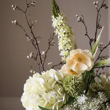 Ivory Cascade kunstig buket - Snebærgren-kirsebærgren-valmue-hortensia 13 stk - Botané