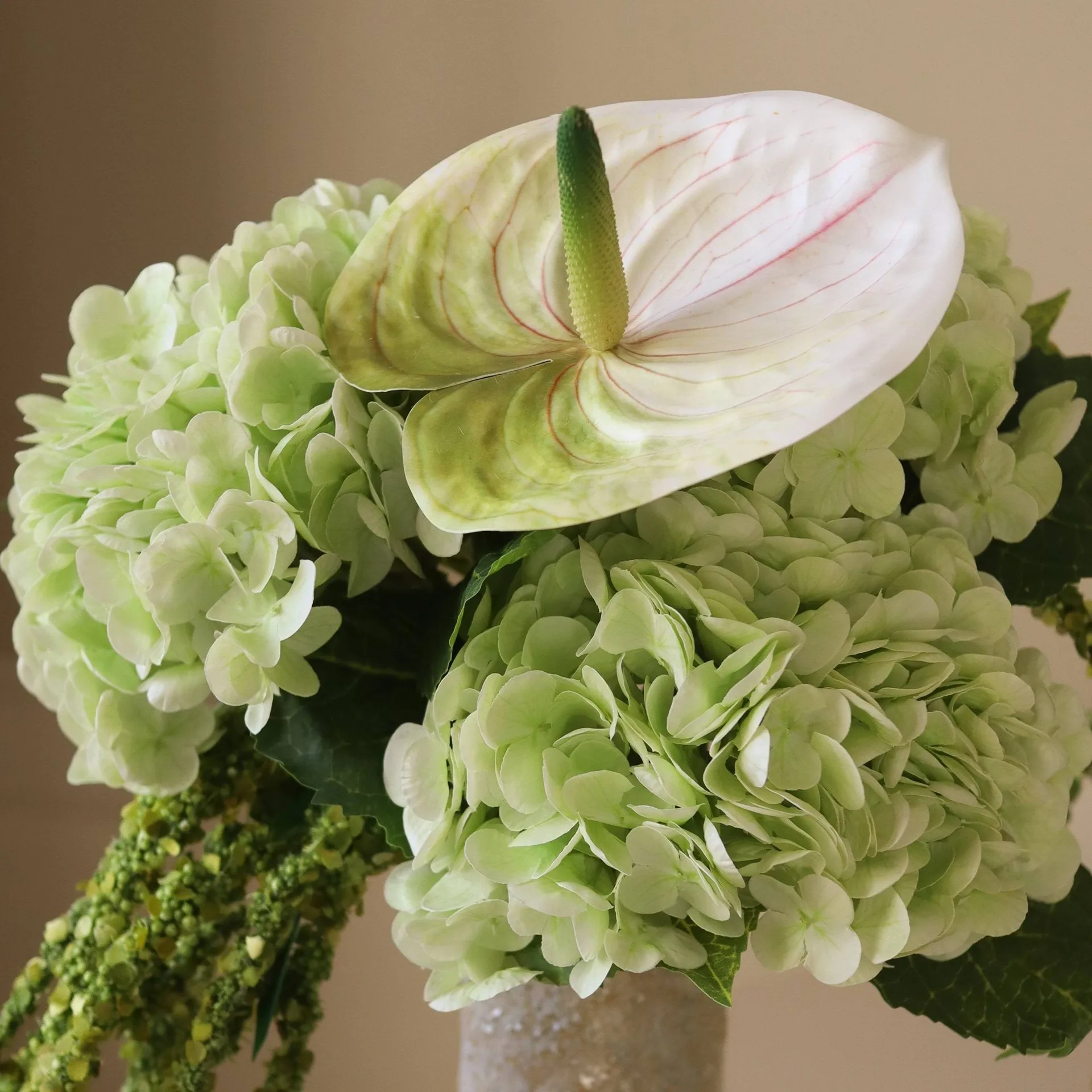 Kunstig blombuket Dewdrop Symphony, Hortensia-lysegrøn anthurium-amarant 6 stk Botané