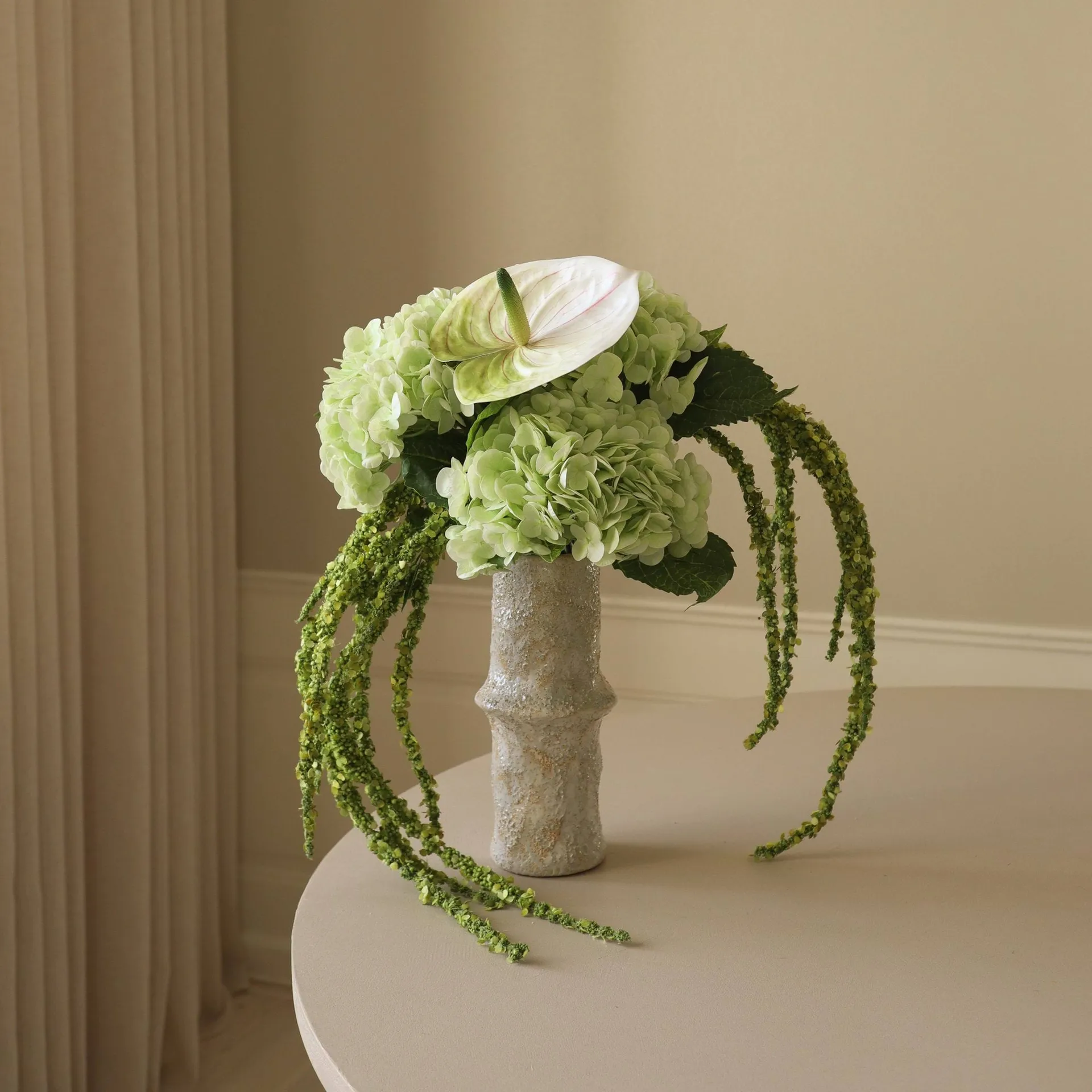 Kunstig blombuket Dewdrop Symphony, Hortensia-lysegrøn anthurium-amarant 6 stk Botané