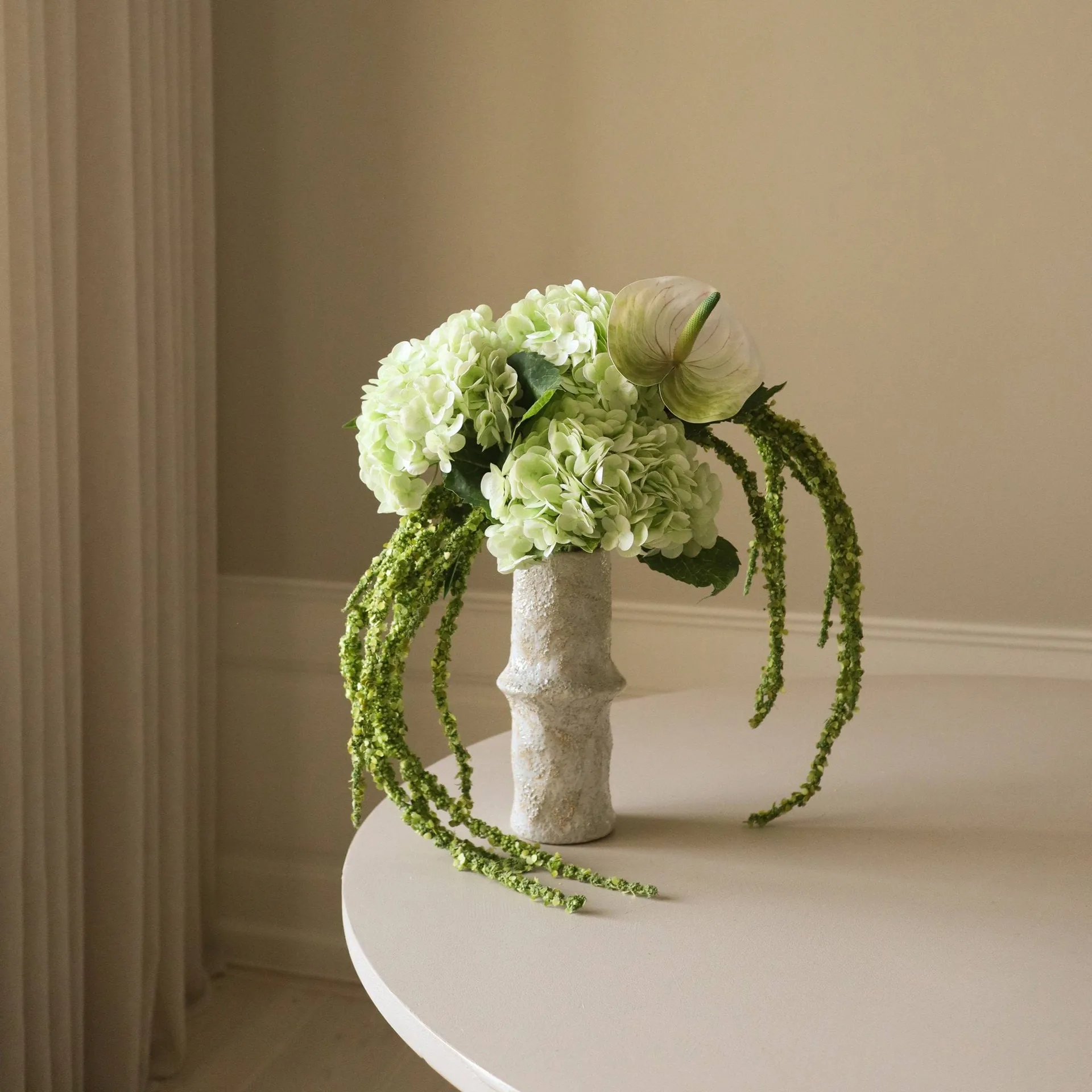 Kunstig blombuket Dewdrop Symphony, Hortensia-lysegrøn anthurium-amarant 6 stk Botané