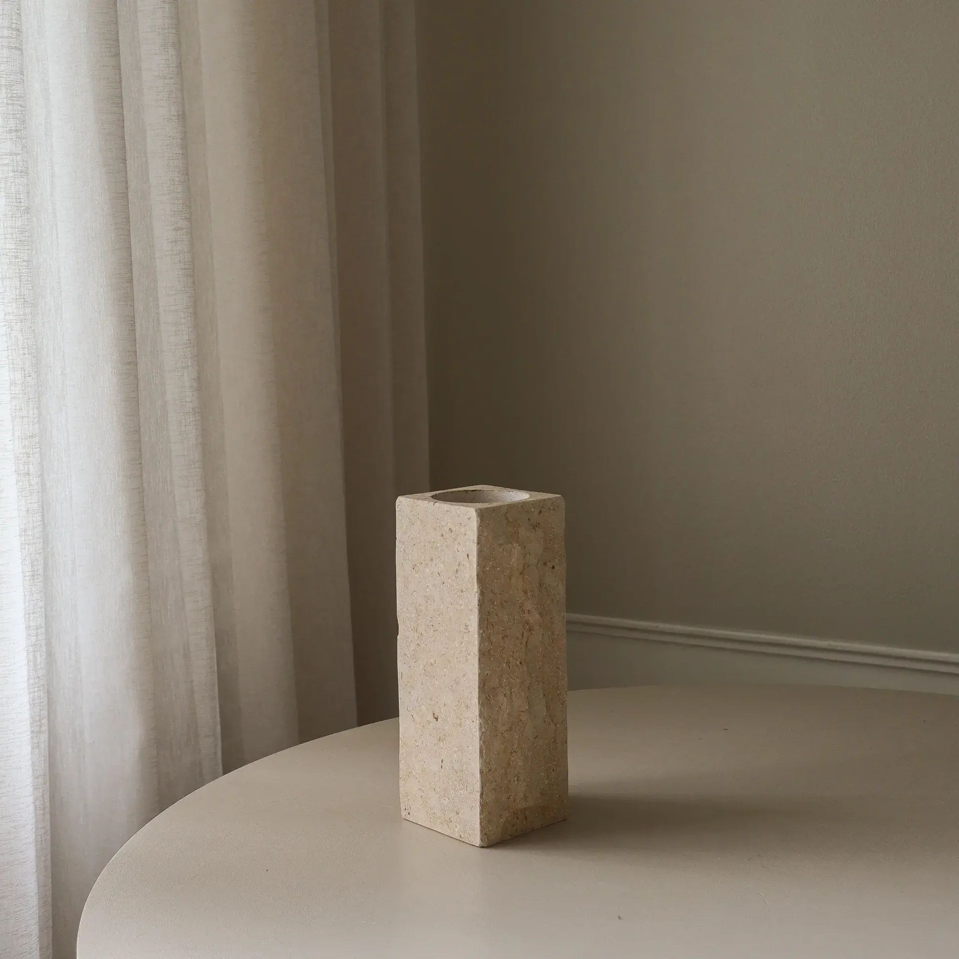 Limestone Edge marmorvase, Medium, 30 cm Botané