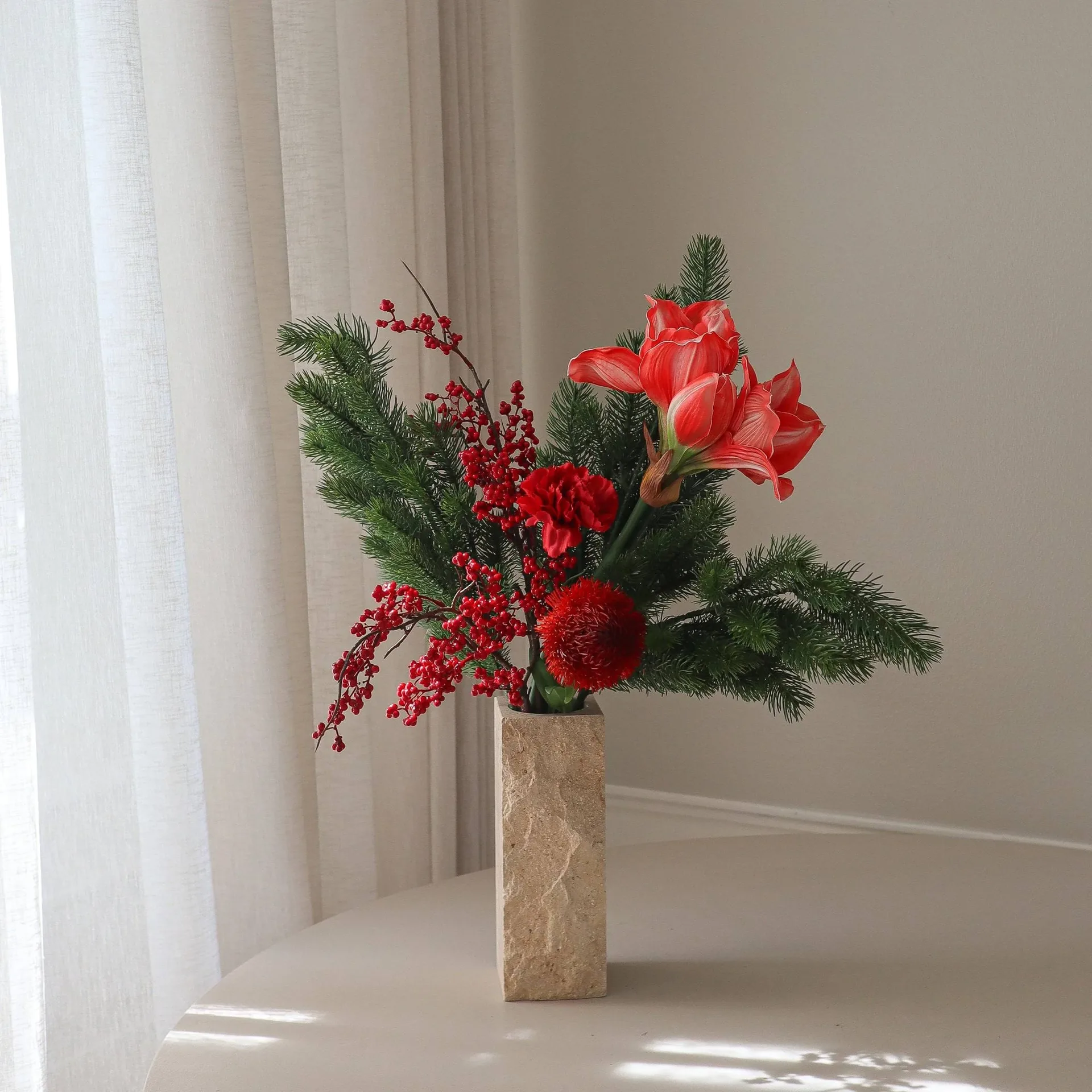 Red spritz kunstig buket, Amaryllis, nellike, bærris, grangrene, 72 cm Botané
