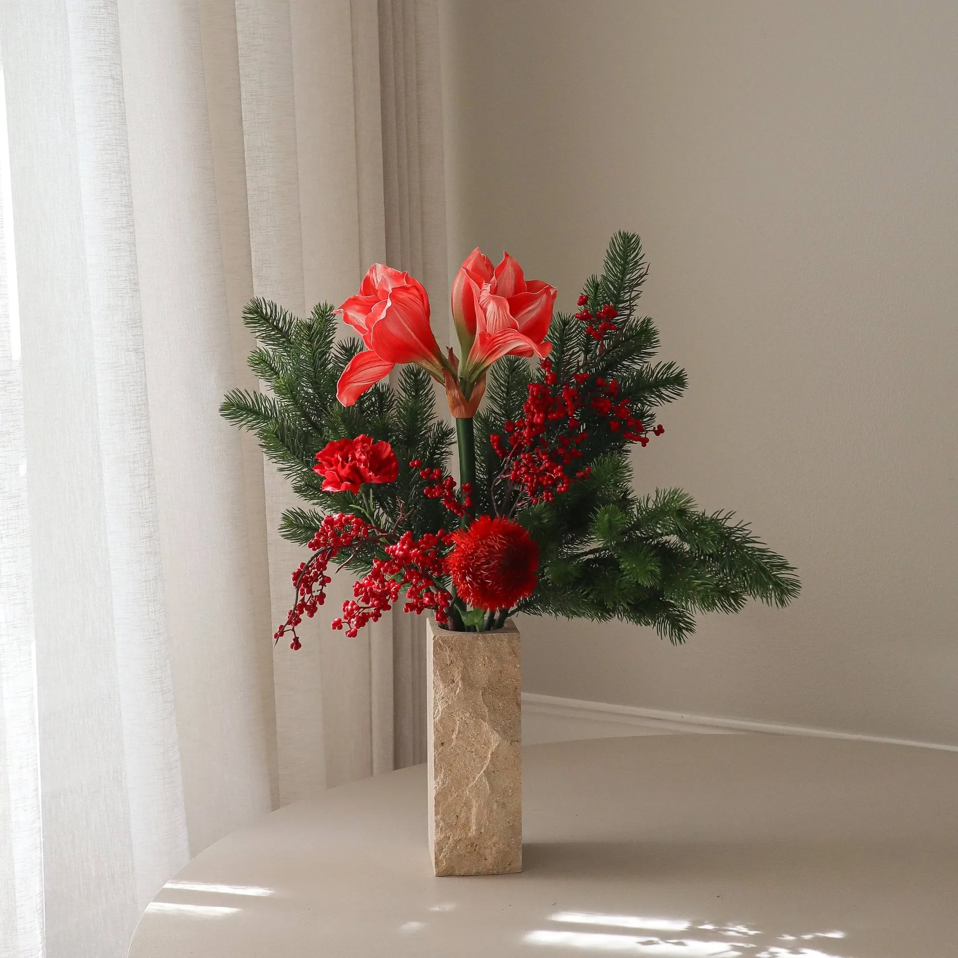 Red spritz kunstig buket, Amaryllis, nellike, bærris, grangrene, 72 cm Botané