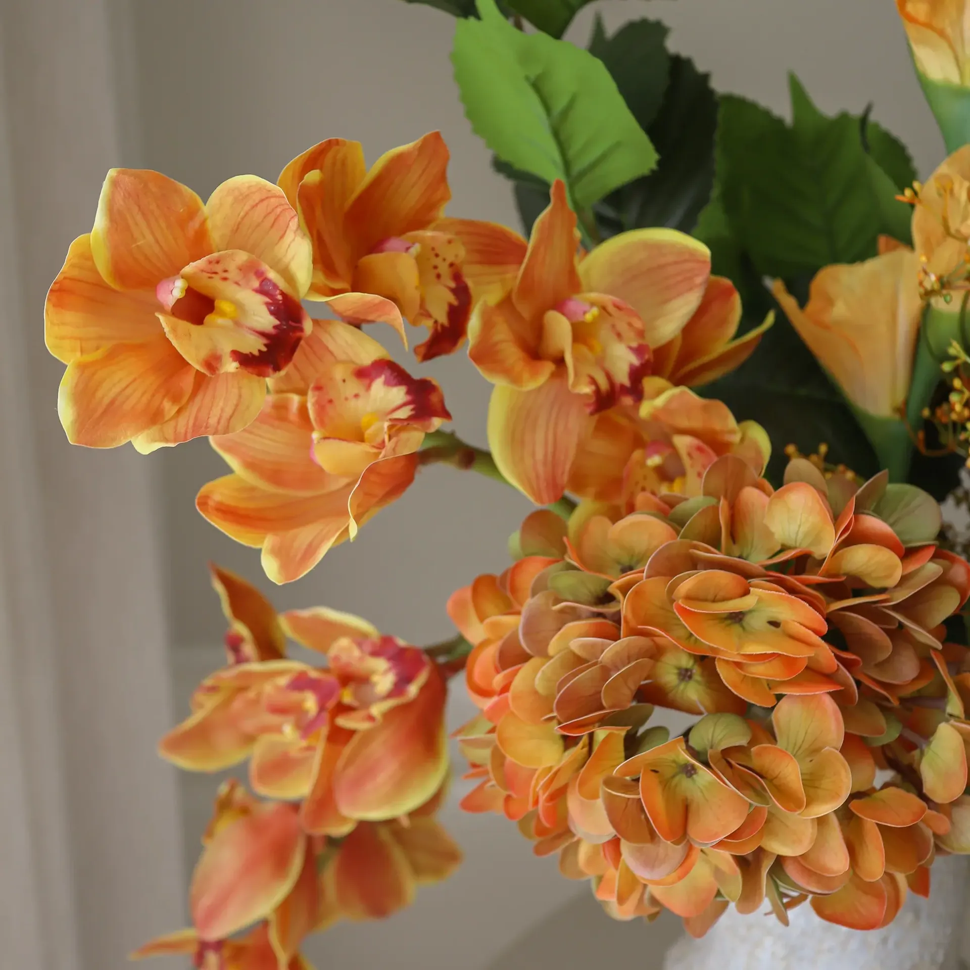 The Orangery kunstig buket, Cymbidiumorkidé-gladiolus-hortensia, 85 cm, 10 stk Botané