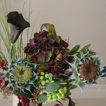 Woodland Nocturne kunstig buket - Kalla-anthurium-hortensia-efterårssolrose, 112 cm, 14 stk - Botané