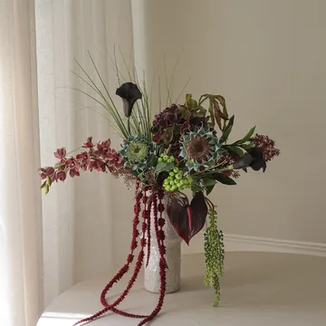Woodland Nocturne kunstig buket - Kalla-anthurium-hortensia-efterårssolrose, 112 cm, 14 stk - Botané