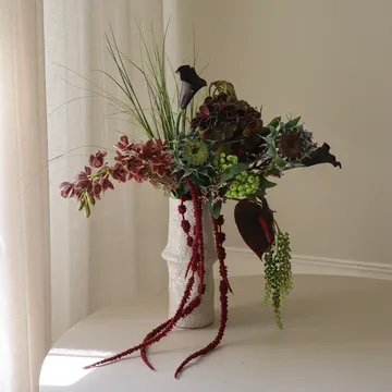 Woodland Nocturne kunstig buket - Kalla-anthurium-hortensia-efterårssolrose, 112 cm, 14 stk - Botané
