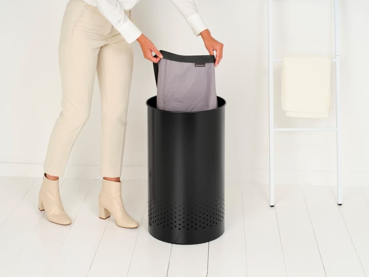 Brabantia vasketøjskurv med plastlåg 60 L, Mat sort Brabantia