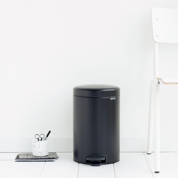 New Icon pedalspand 12 liter, matt black (sort) Brabantia