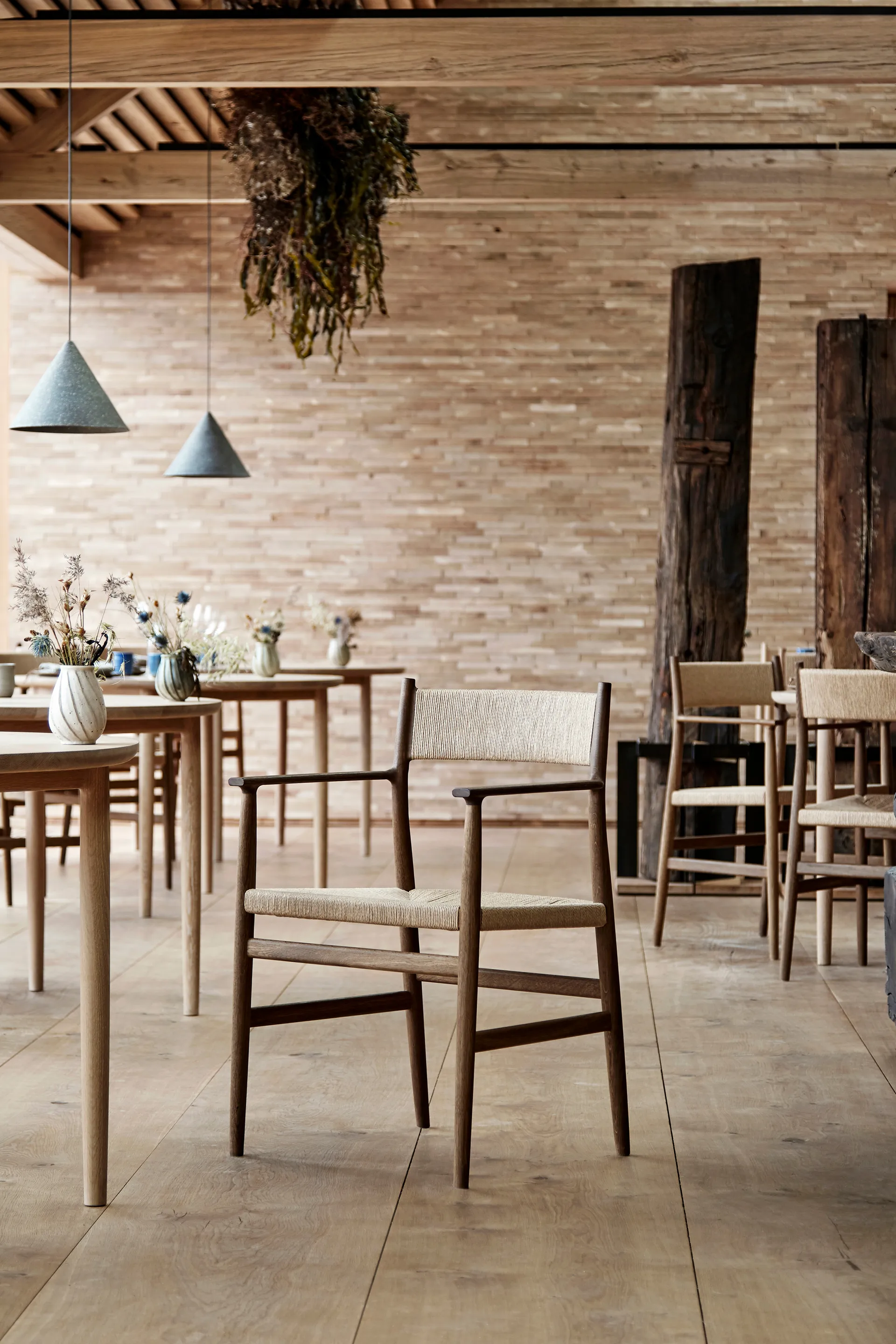 Arv armstol vævet ryg og sæde, Røgolieret eg/Papirsnor Brdr. Krüger