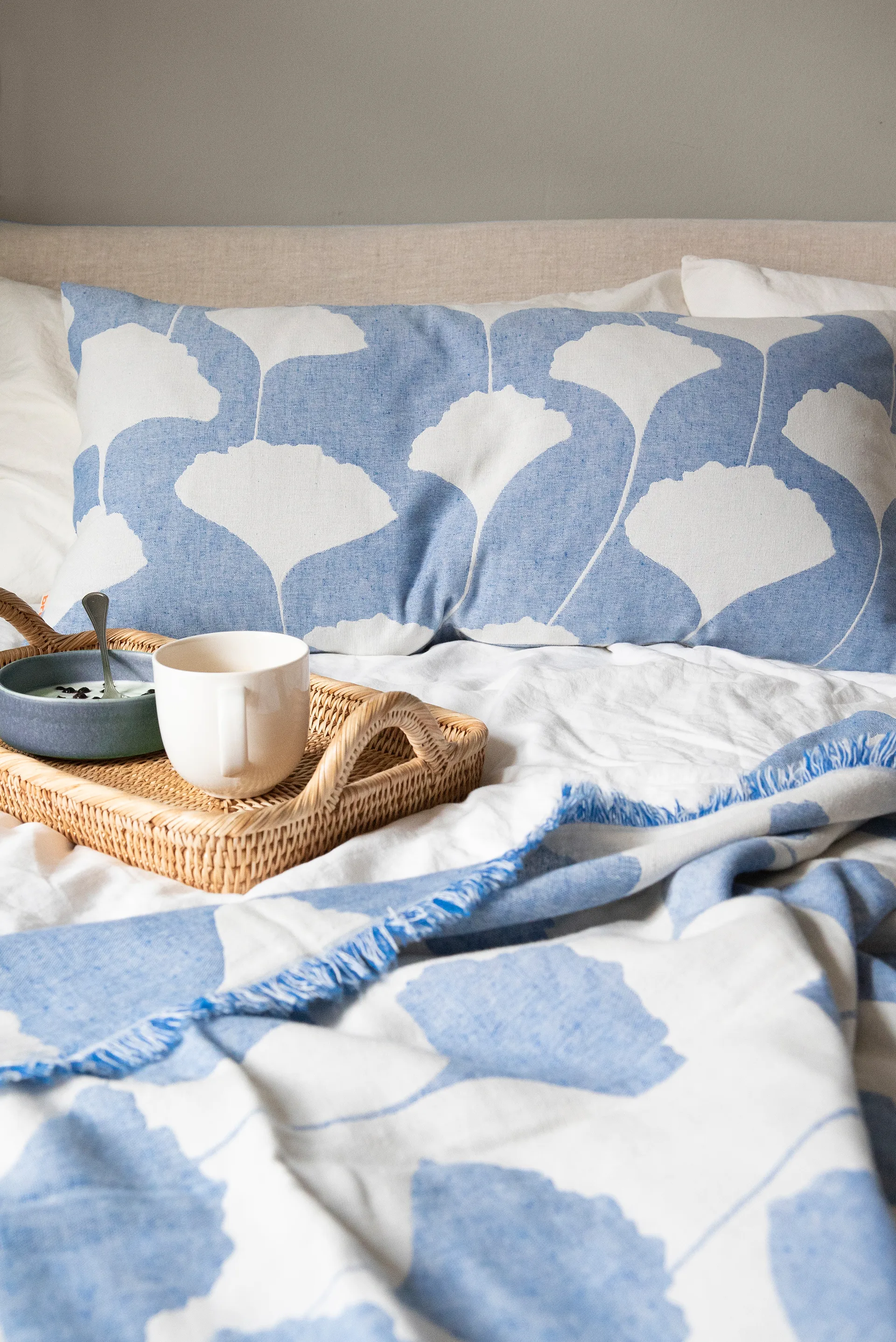 Ginko bomuldsplaid 130x170 cm, Blå/Hvid (Indigo) Brita Sweden