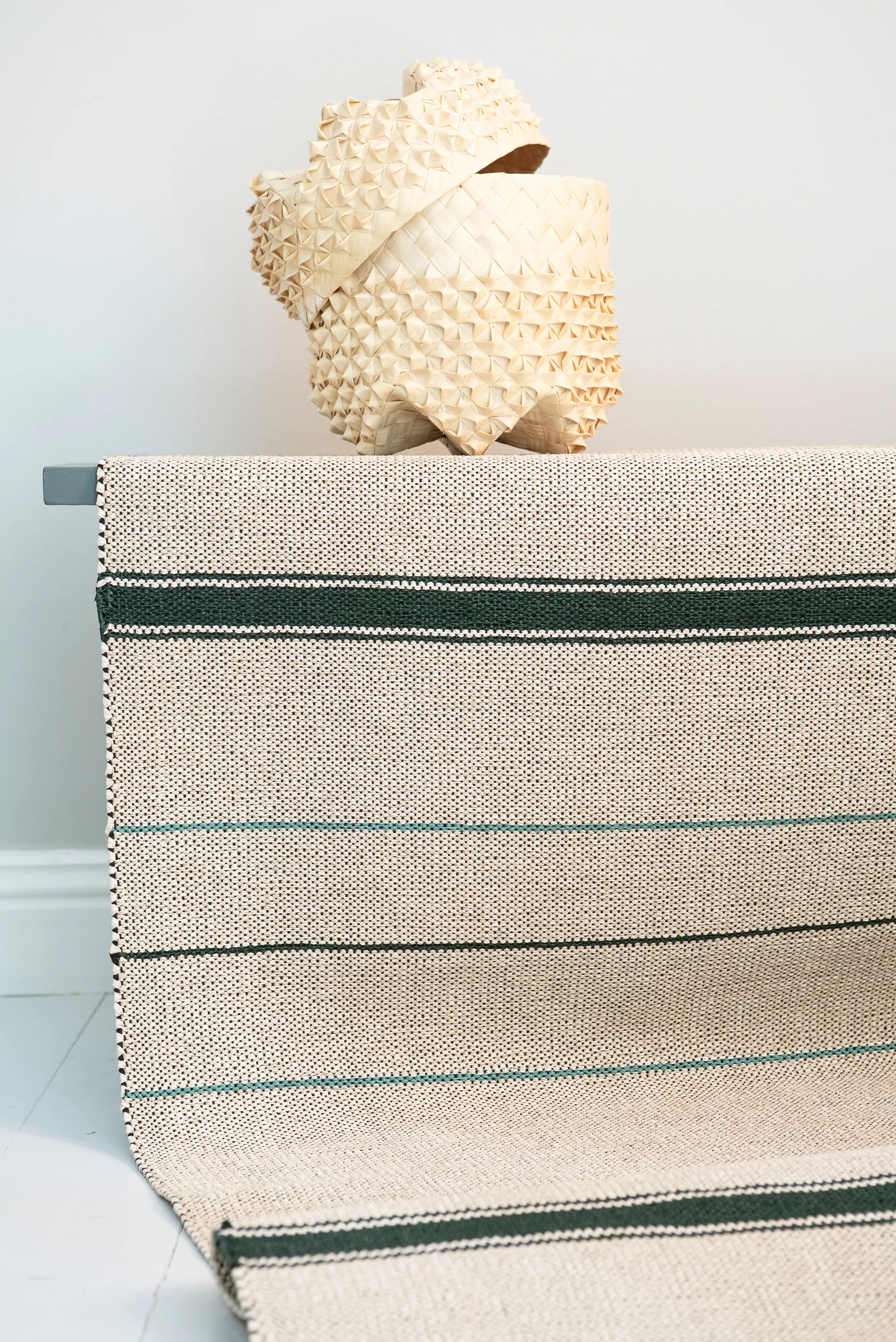 Trapeze tæppe emerald (cremehvid/grøn), 80x300 cm
  Brita Sweden
