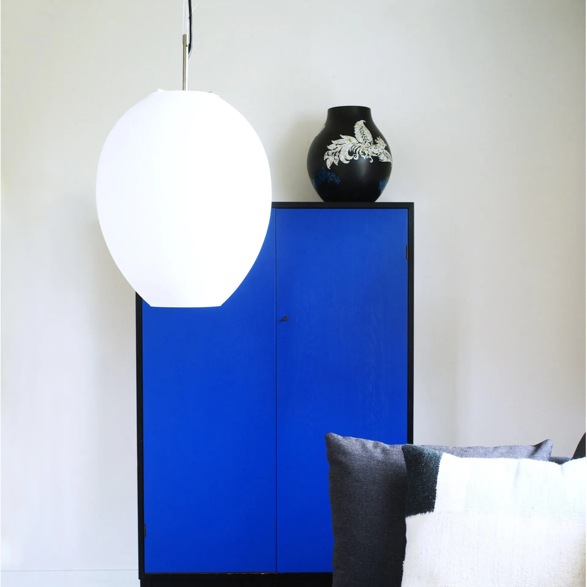 Egg pendel, hvid/rustfrit stål, opalglas Bsweden