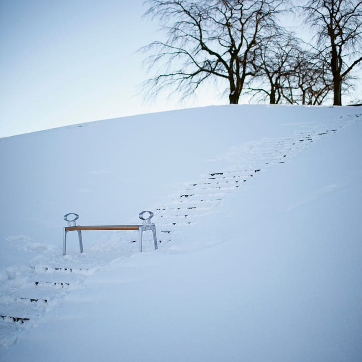 Skillinge bænk - Olieret eg, råt aluminiumstativ - Byarums bruk