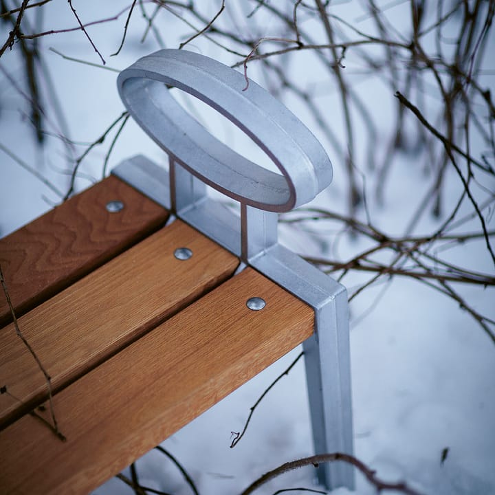 Skillinge bænk, Olieret eg, råt aluminiumstativ Byarums bruk