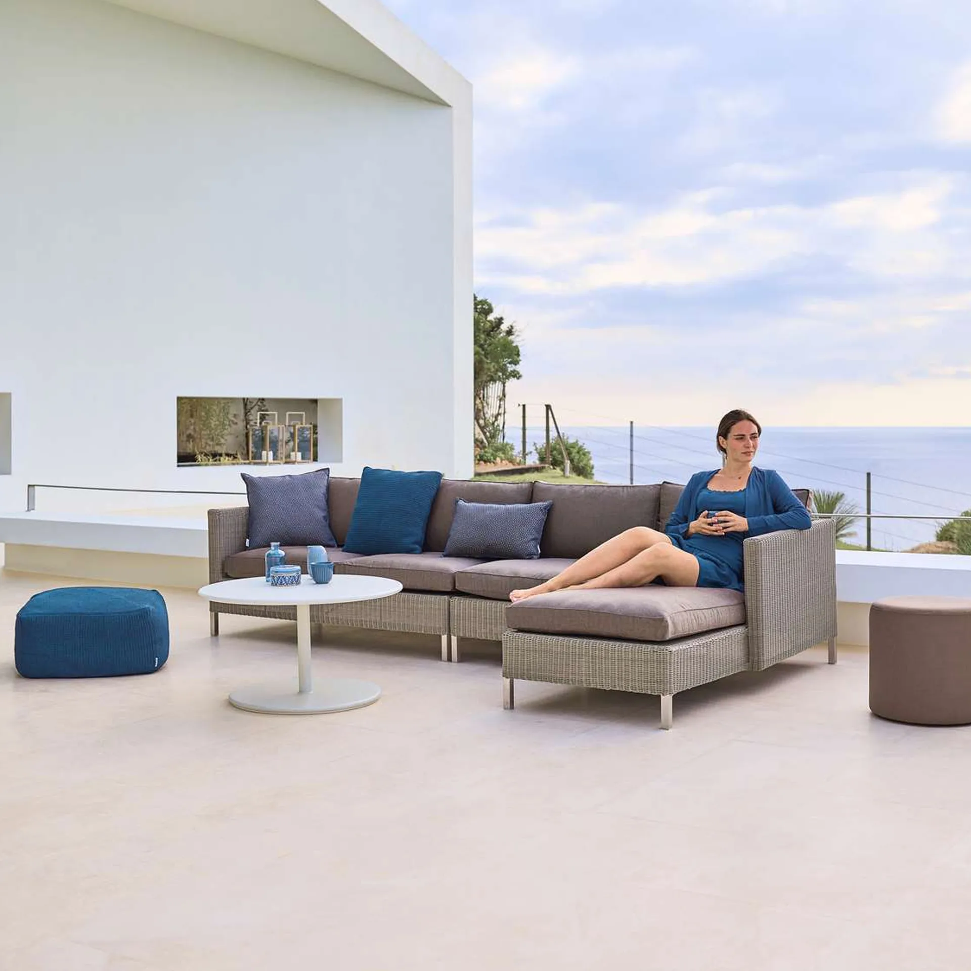 Connect chaiselong, Taupe, hvide hynder Cane-line