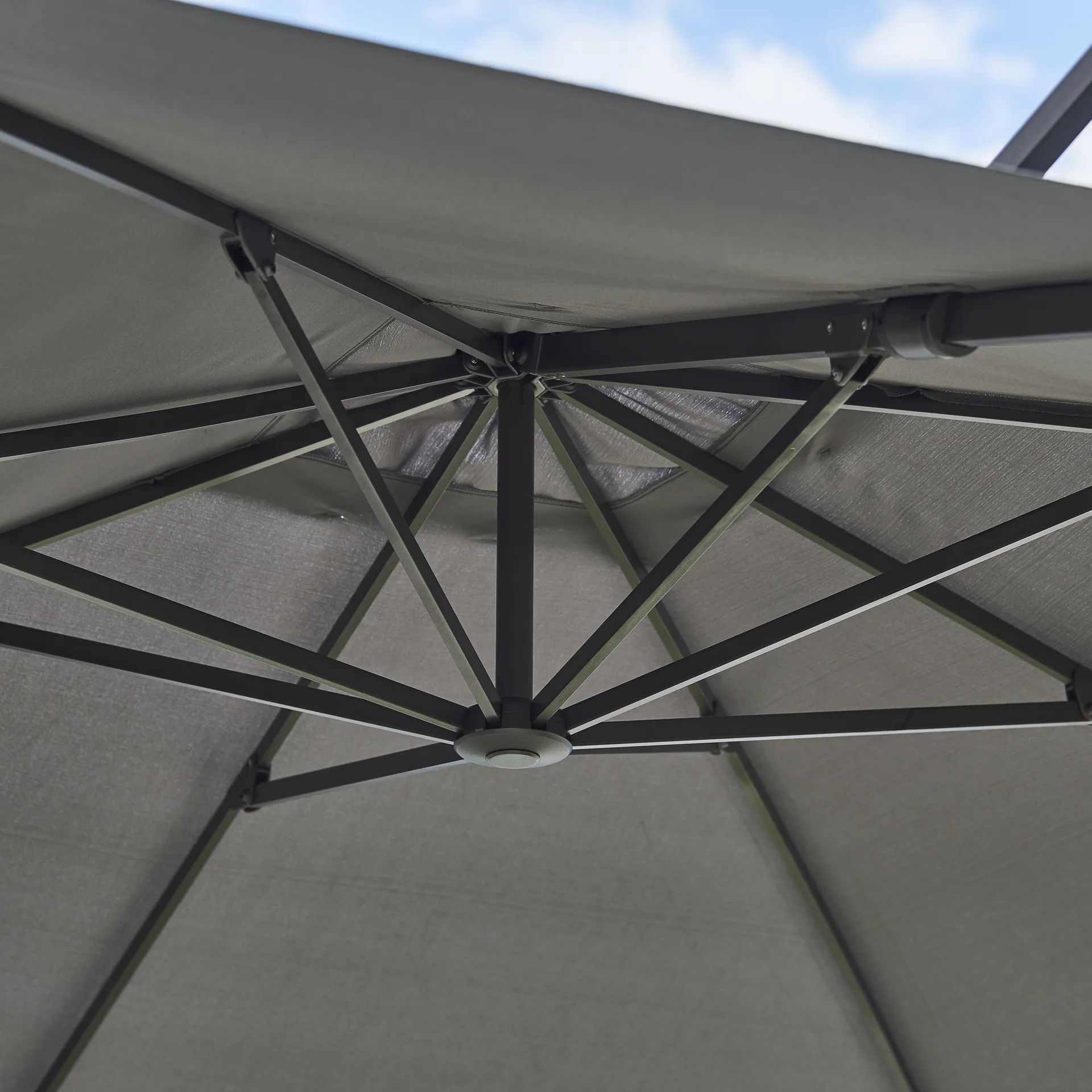 Hyde Luxe Tilt parasol 300x300 cm, Anthracite Cane-line