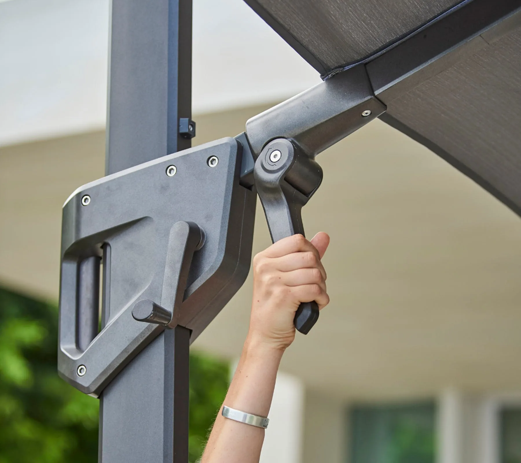 Hyde Luxe Tilt parasol 300x300 cm, Dusty white-sølvanodiseret stel Cane-line