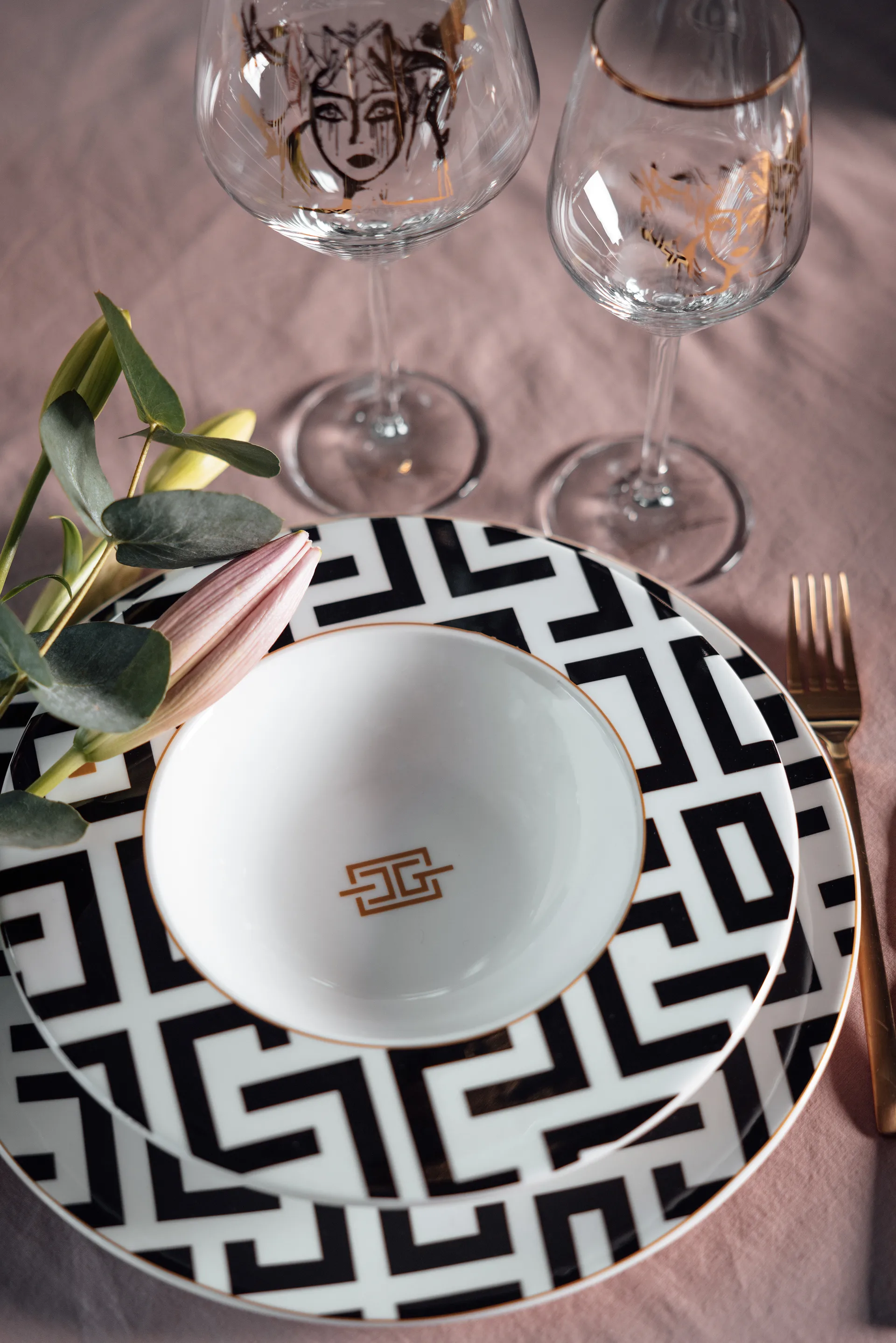 DECO dyb tallerken Ø24,5 cm, Hvid/Sort Carolina Gynning