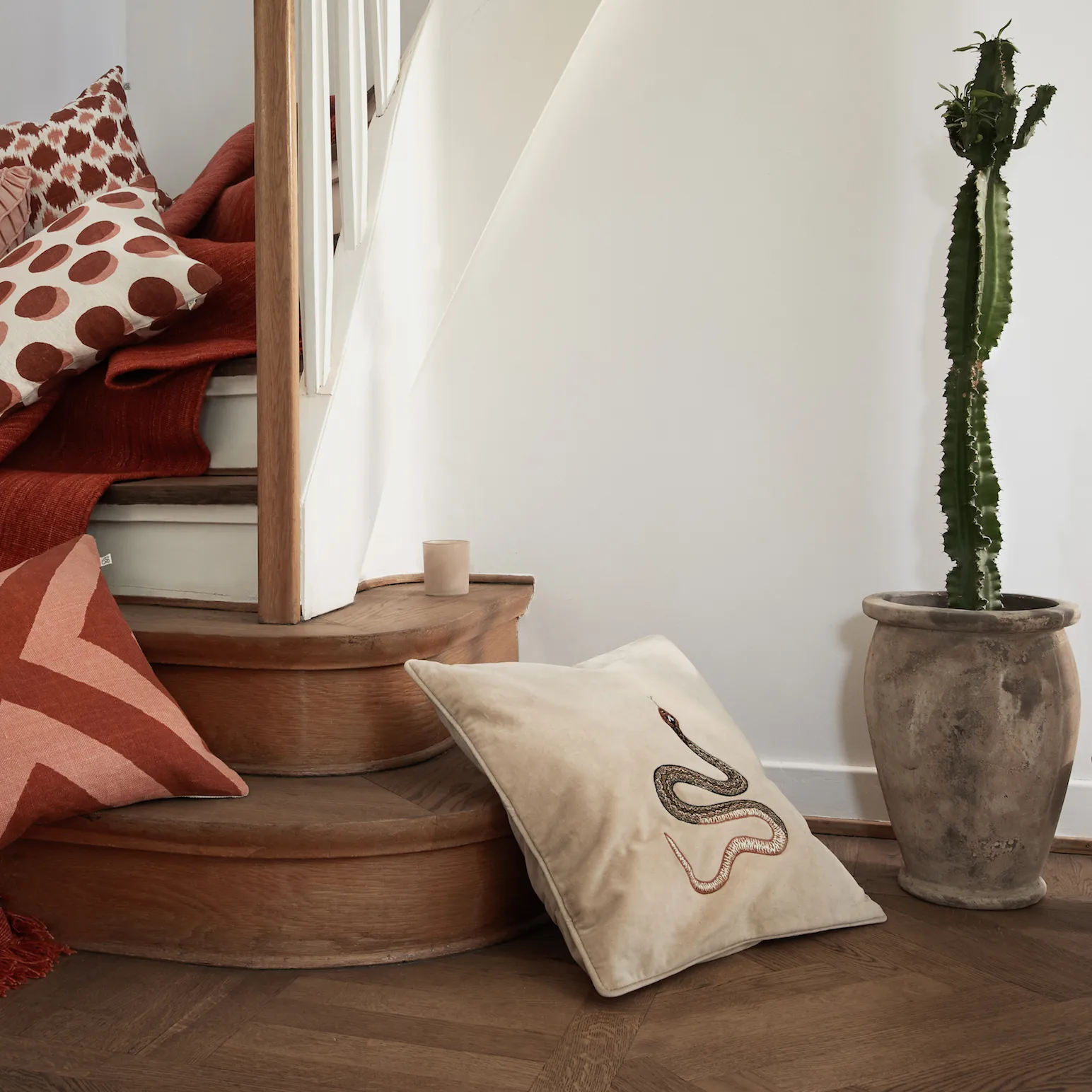 Broderet Cobra pudebetræk 50 x 50 cm, Beige Chhatwal & Jonsson