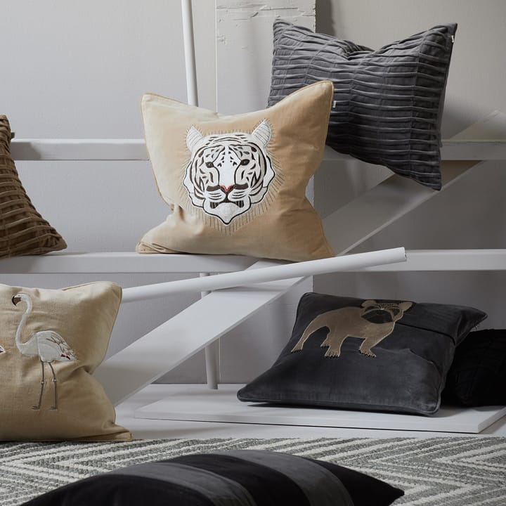 Broderet fransk bulldog – pudebetræk 50 x 50 cm, Grå Chhatwal & Jonsson