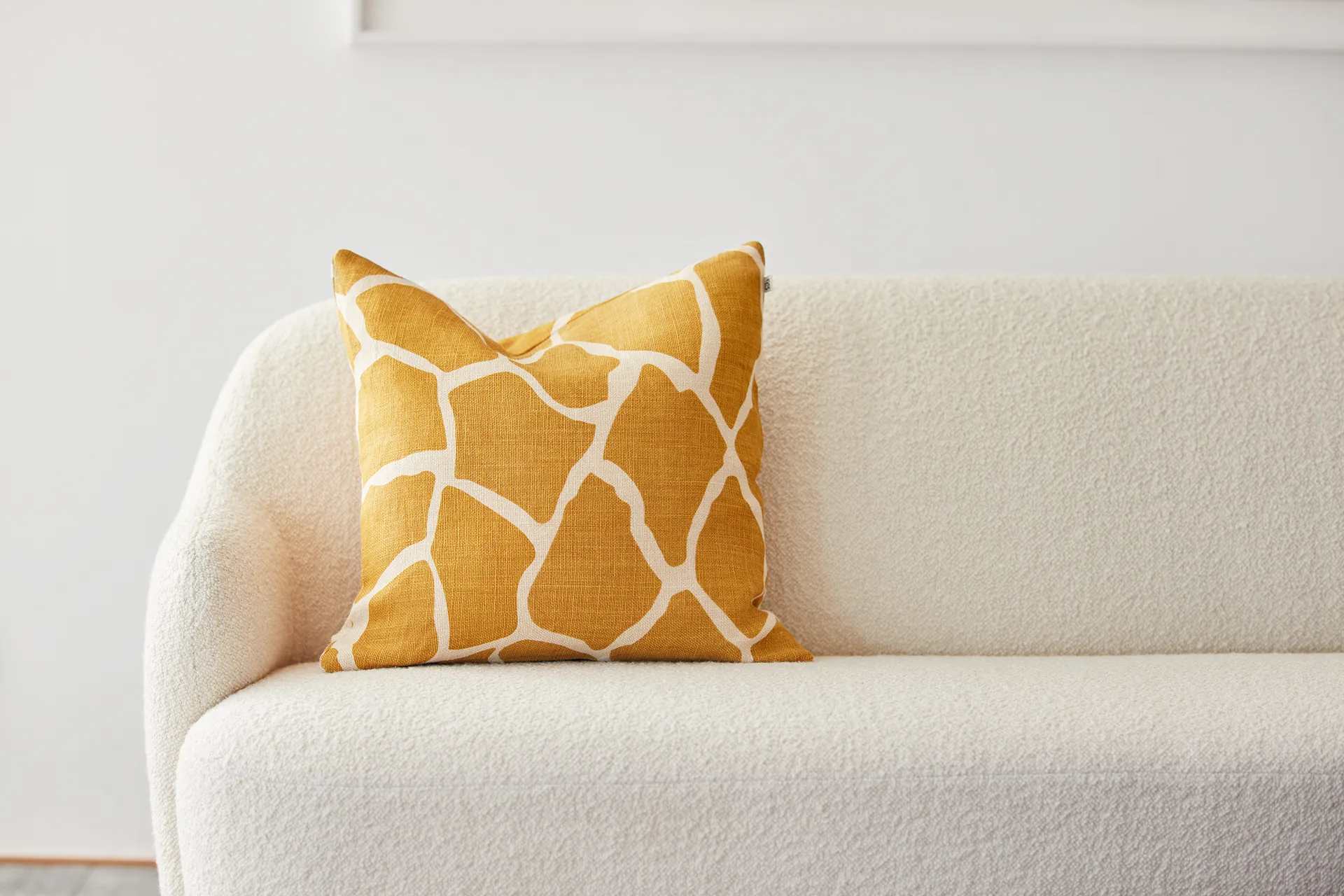 Nadi pudebetræk 50x50 cm , Spicy yellow/Light beige Chhatwal & Jonsson