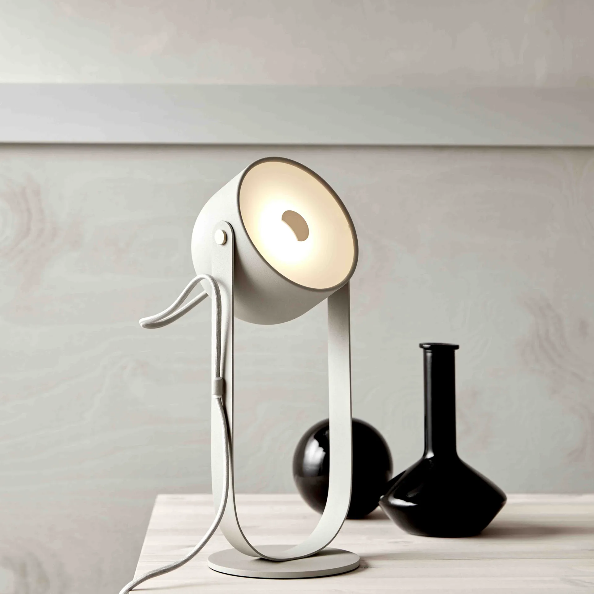 Svejk 13 bordlampe, Beige/Messing CO Bankeryd