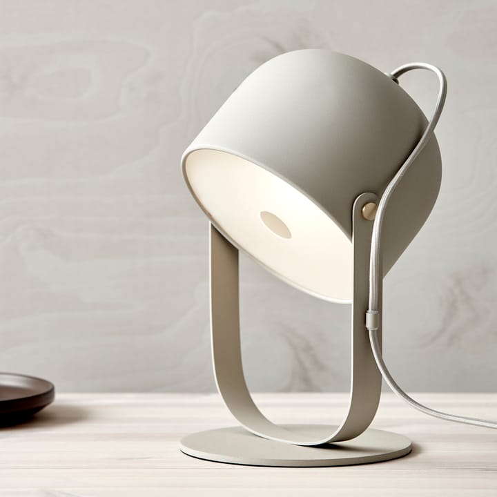 Svejk 18 bordlampe, Beige/Messing CO Bankeryd