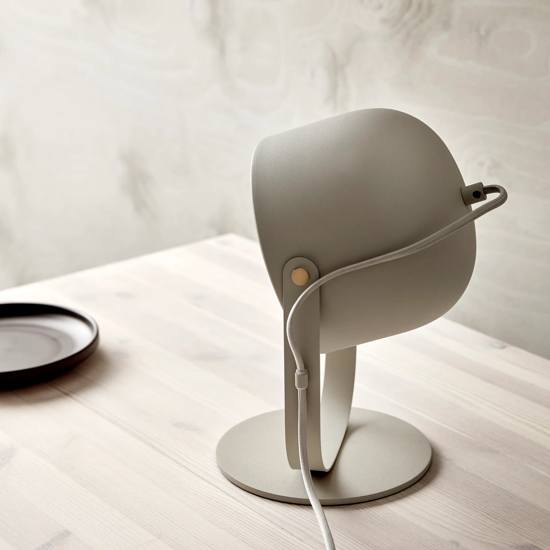 Svejk 18 bordlampe, Beige/Messing CO Bankeryd