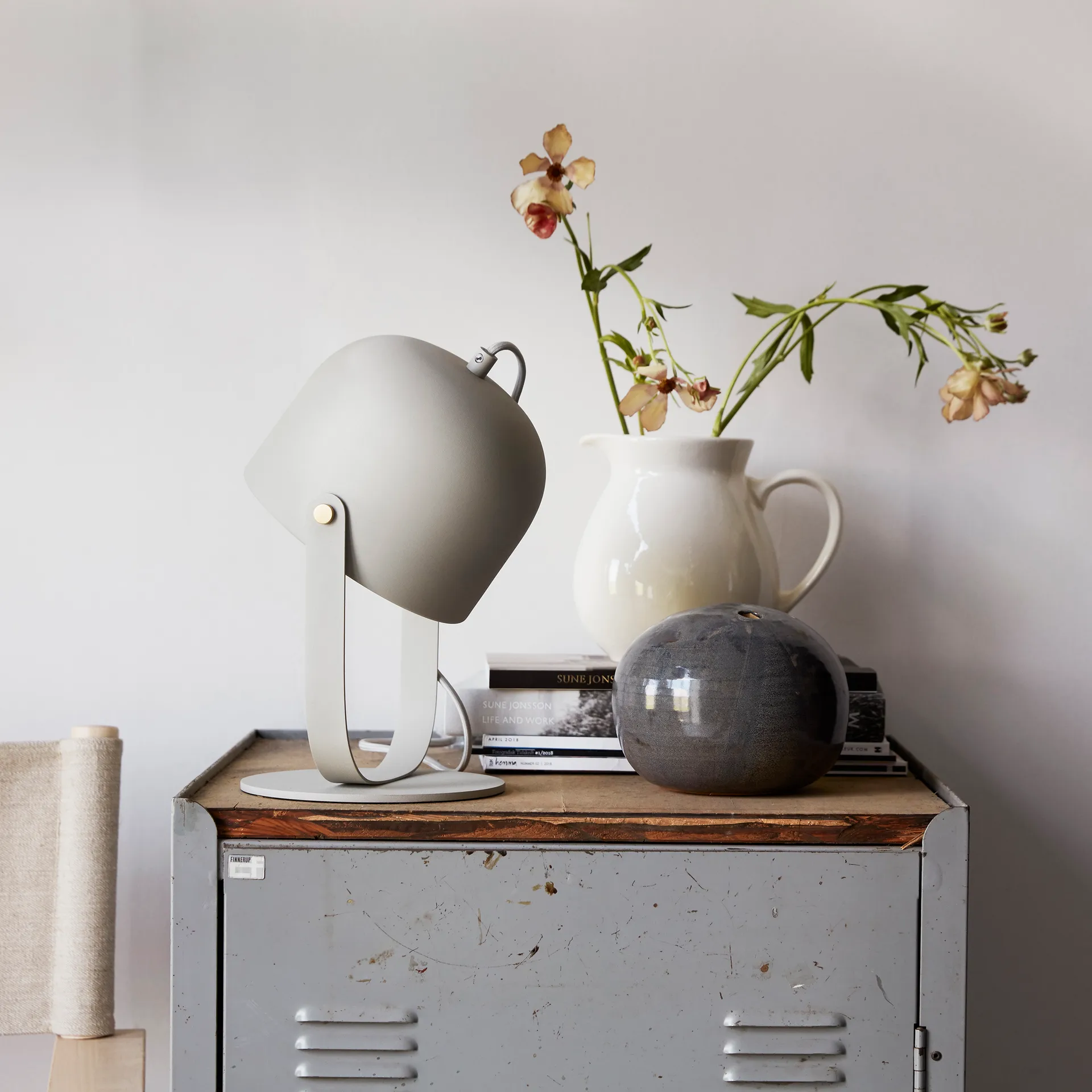 Svejk 18 bordlampe, Beige/Messing CO Bankeryd