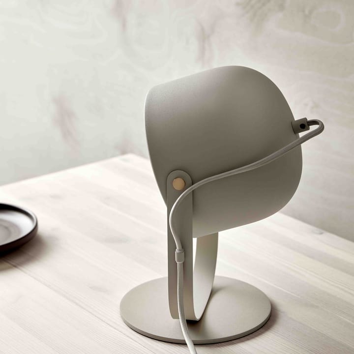 Svejk 18 bordlampe, Beige/Messing CO Bankeryd