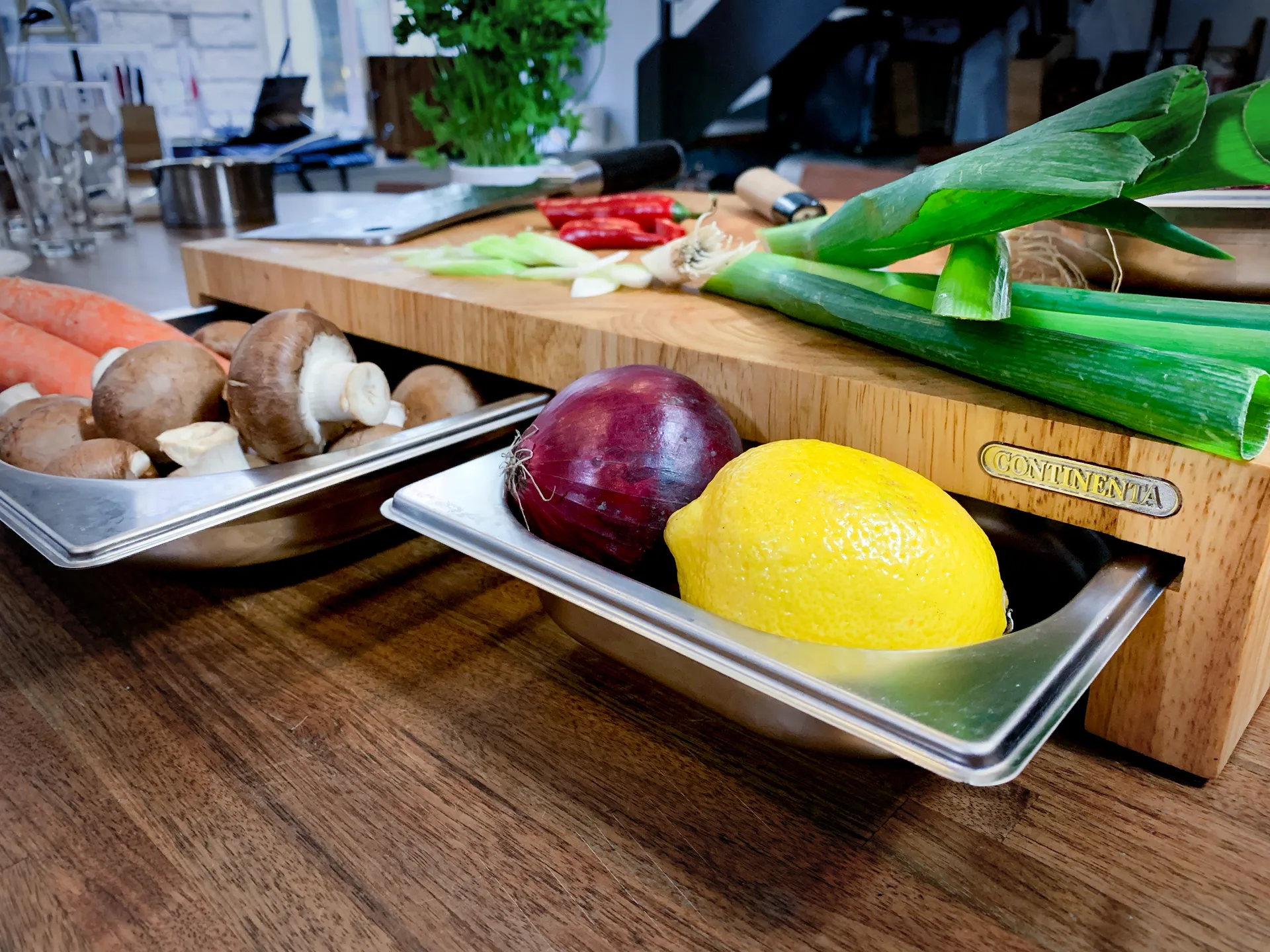 Skærebræt gummitræ med 3 skuffer, 32x48 cm
​ Continenta