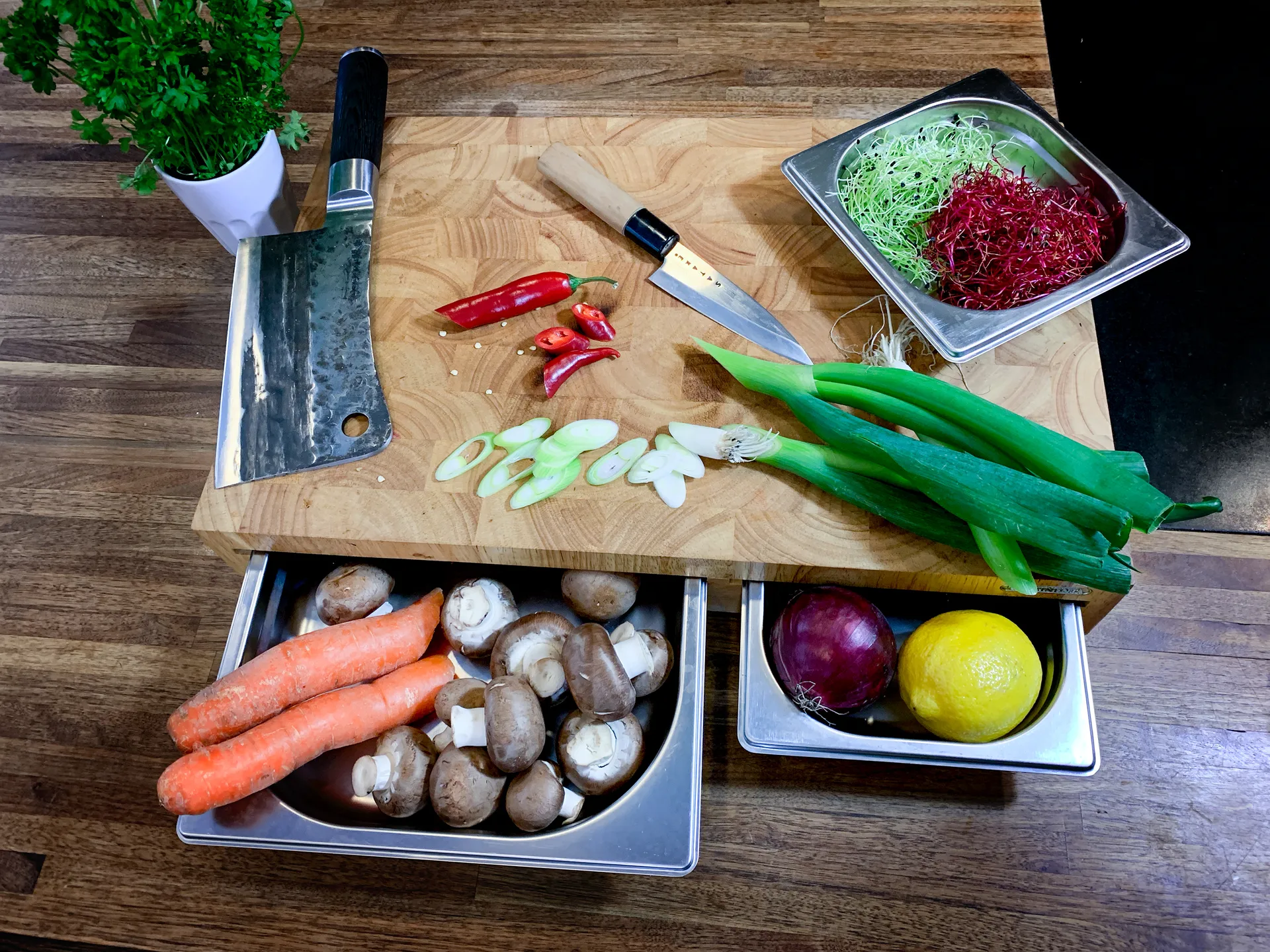 Skærebræt gummitræ med 3 skuffer, 32x48 cm
​ Continenta