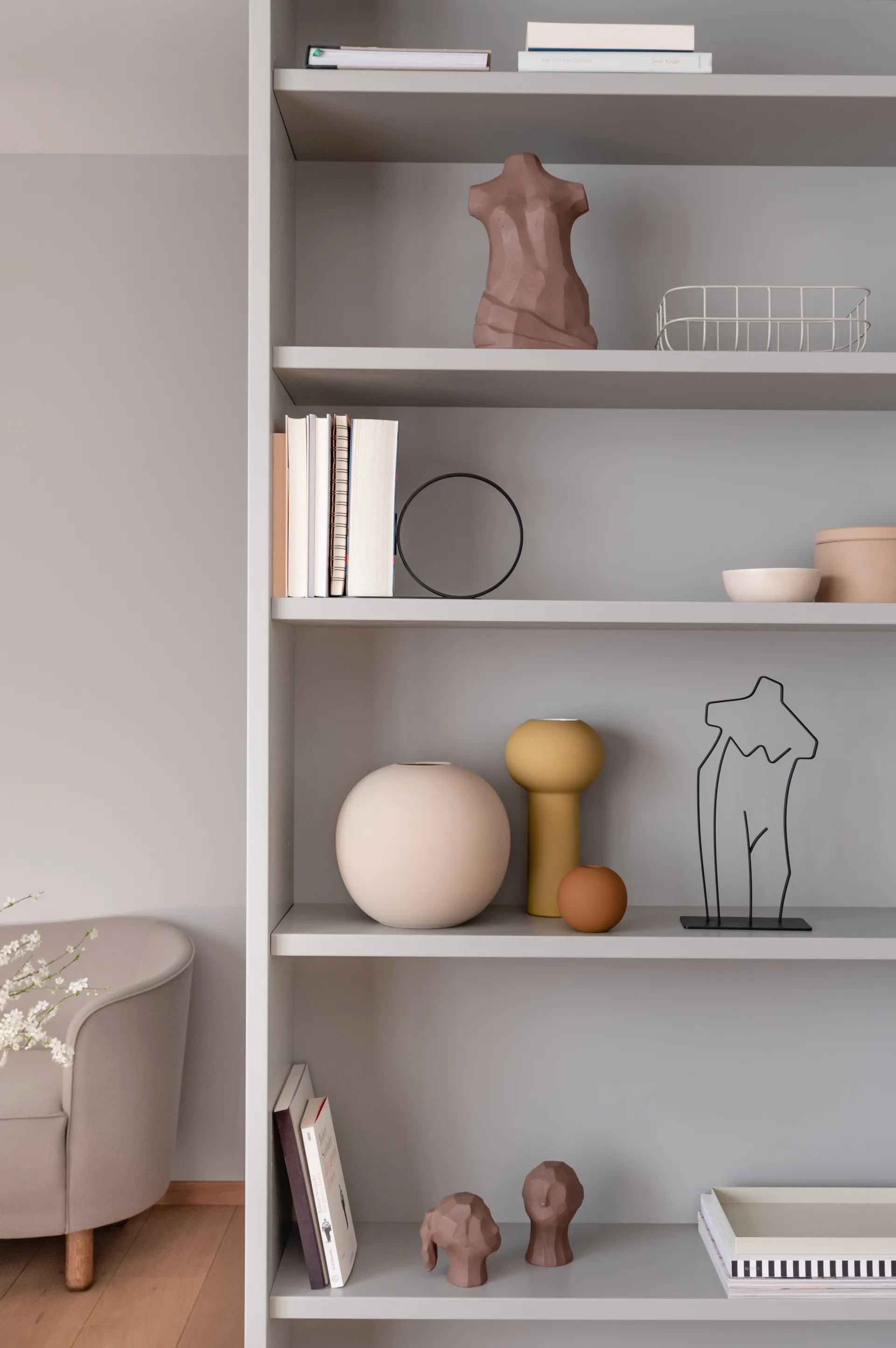 Ruth skulptur, Sort Cooee Design