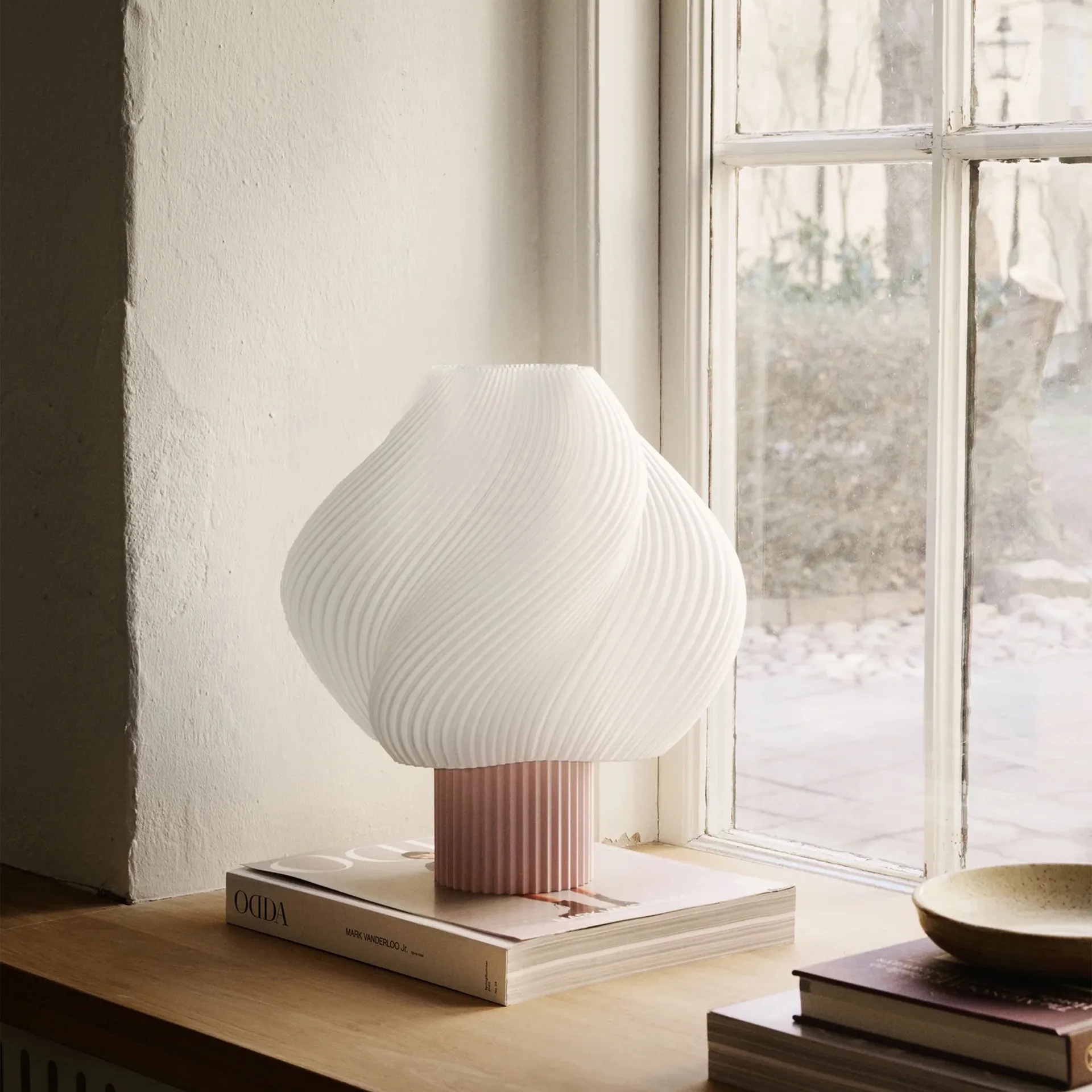 Soft Serve bordlampe, Wild strawberry, Grande, 34 cm Crème Atelier