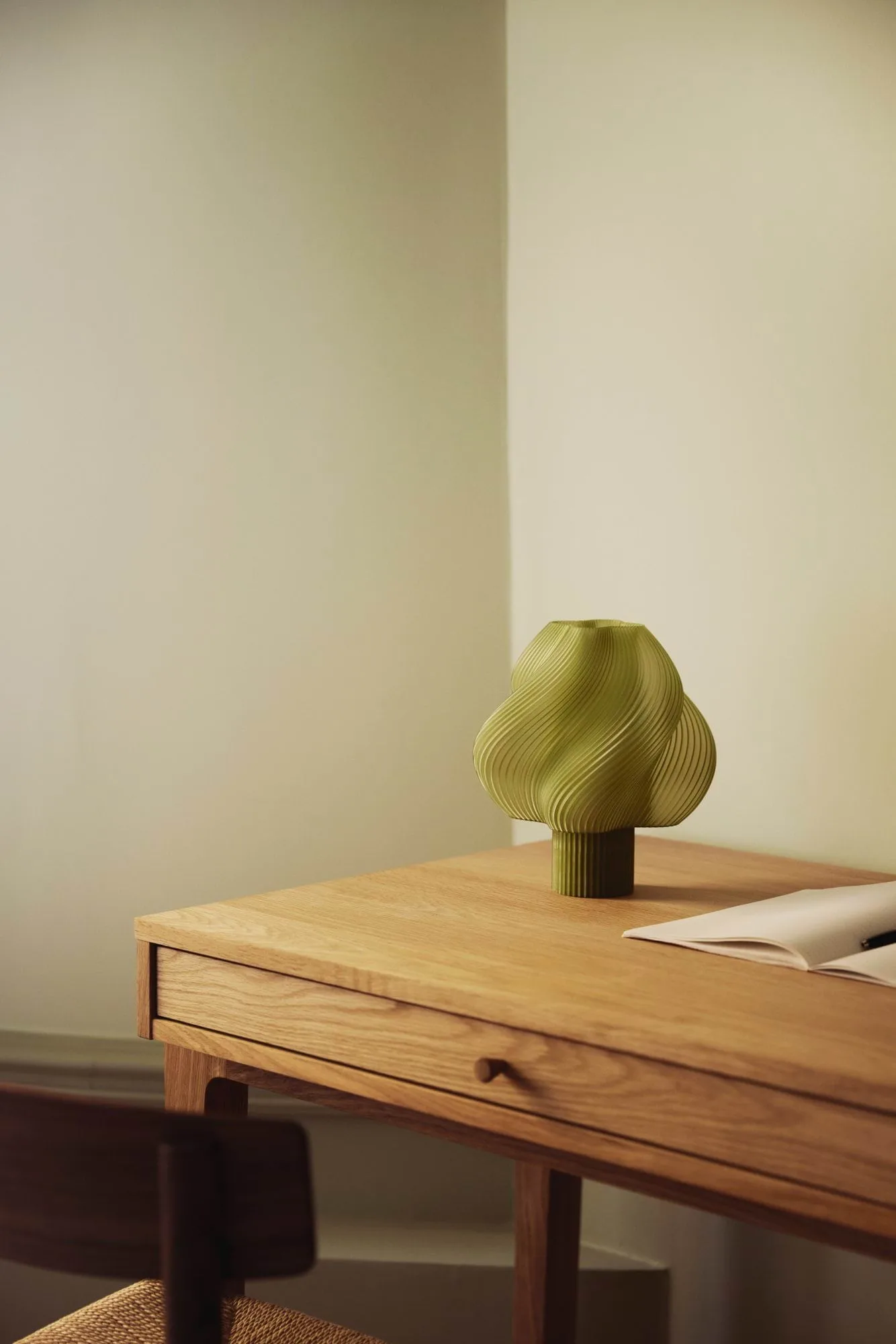 Soft Serve portabel bordlampe, Olive, 23 cm Crème Atelier