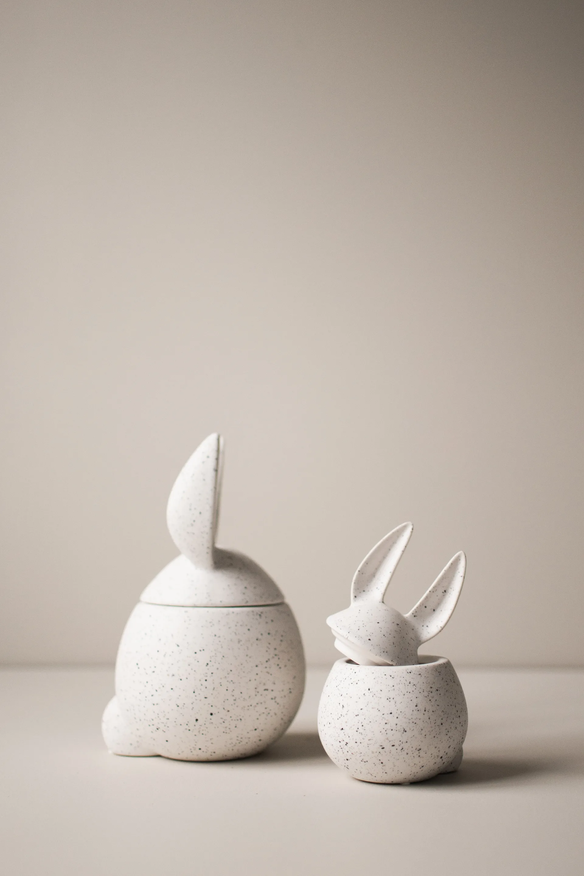 DBKD Eating rabbit skål lille, White dot DBKD