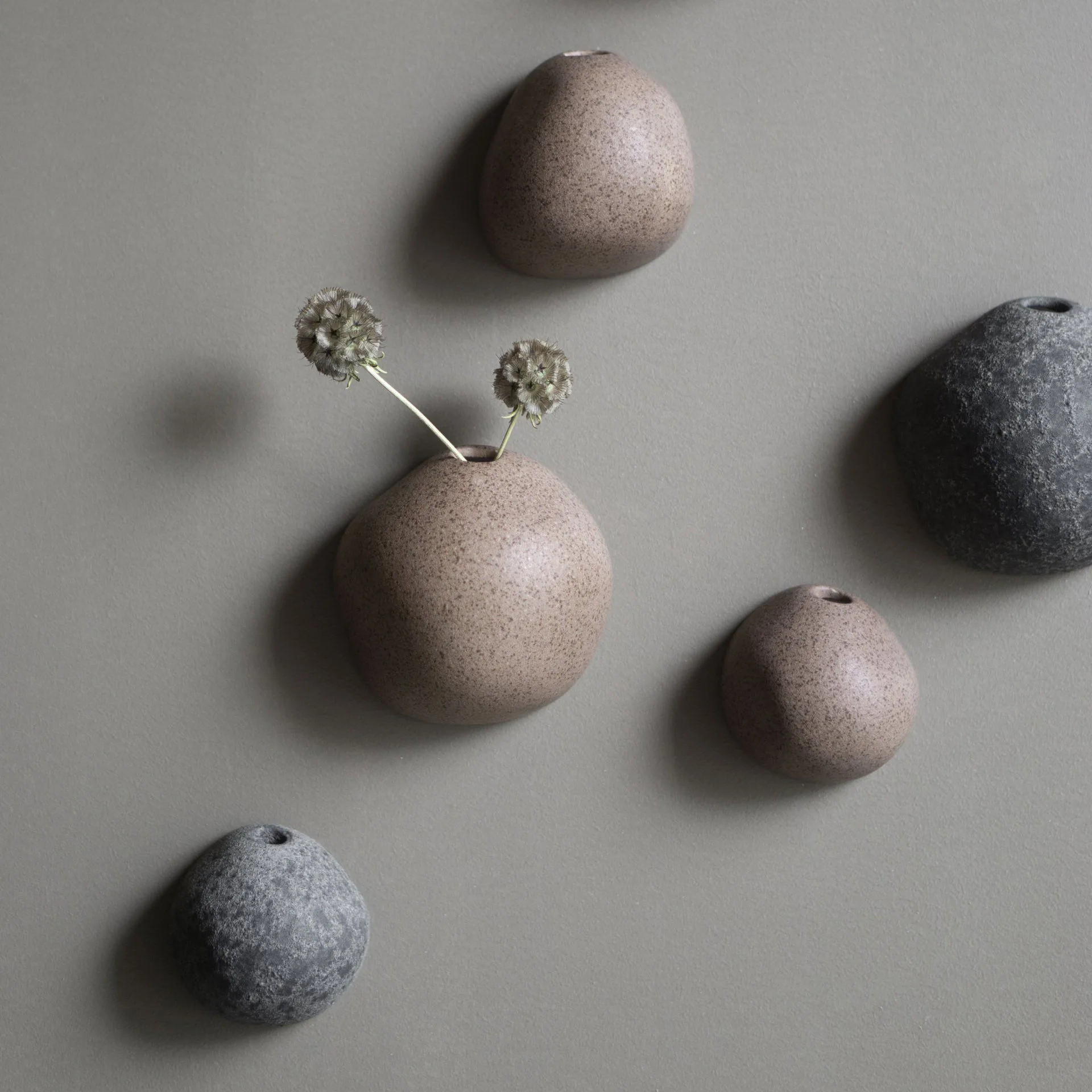 Miniature væghængt vase brun, Small Ø8 cm DBKD