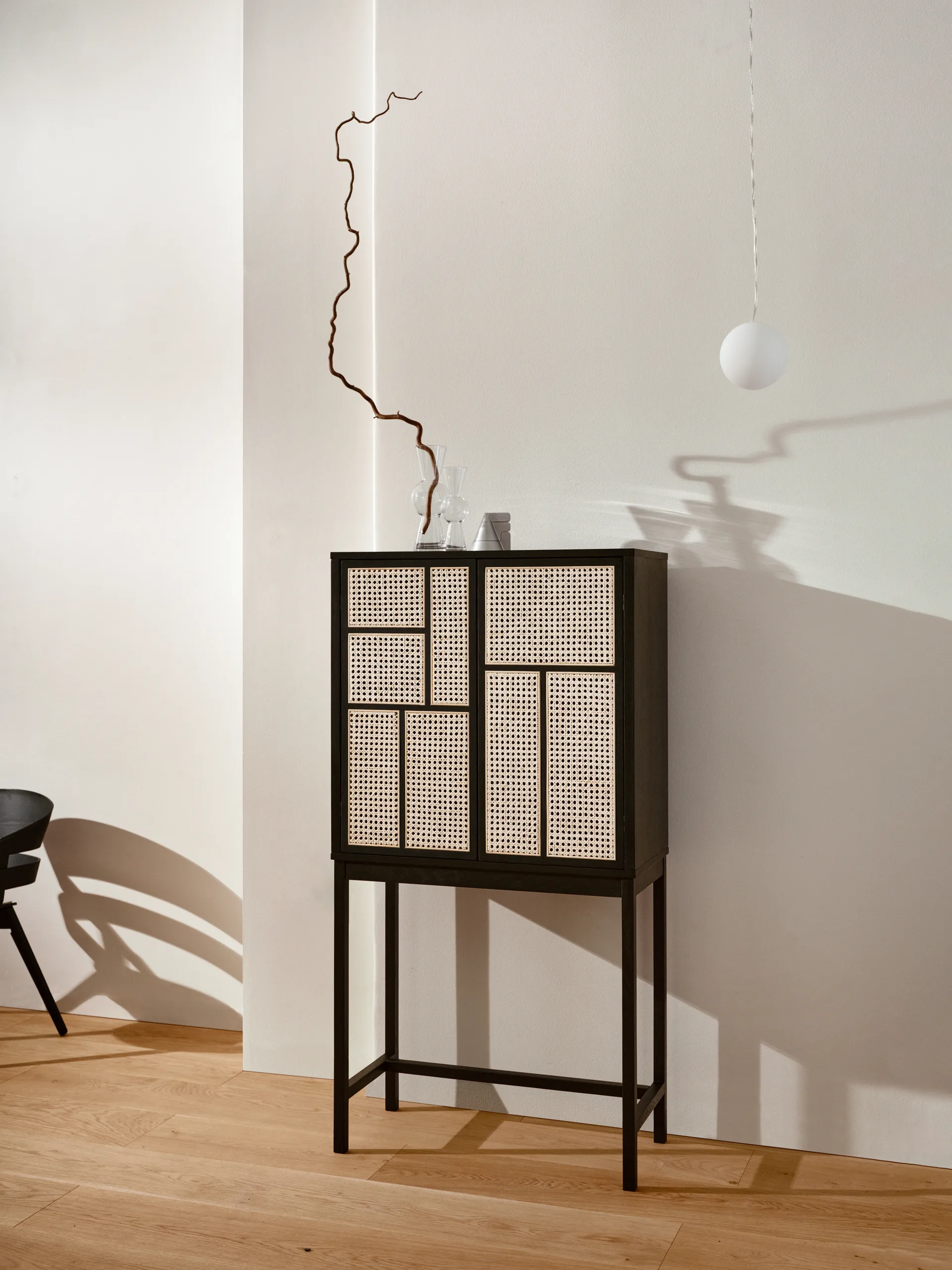 Air vitrineskab, sort, rattan Design House Stockholm