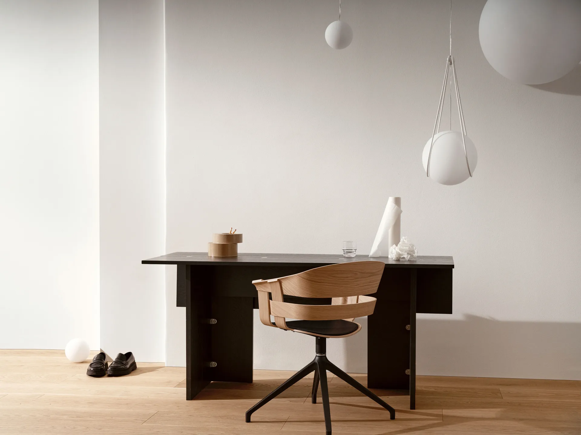 Kosmos holder sort, mellem Design House Stockholm