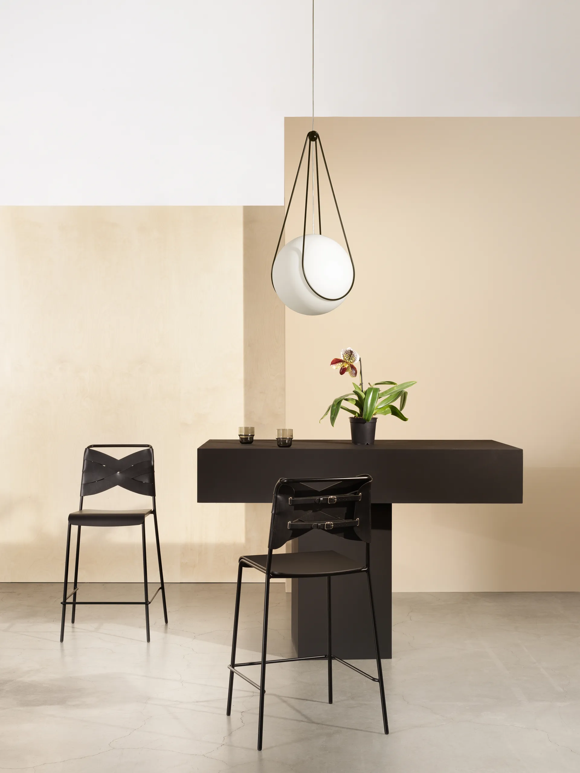 Kosmos holder sort, mellem Design House Stockholm