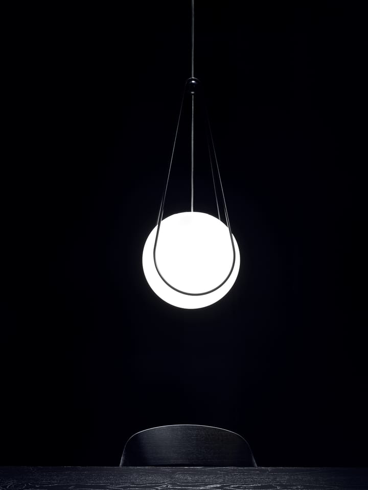 Kosmos holder sort, mellem Design House Stockholm