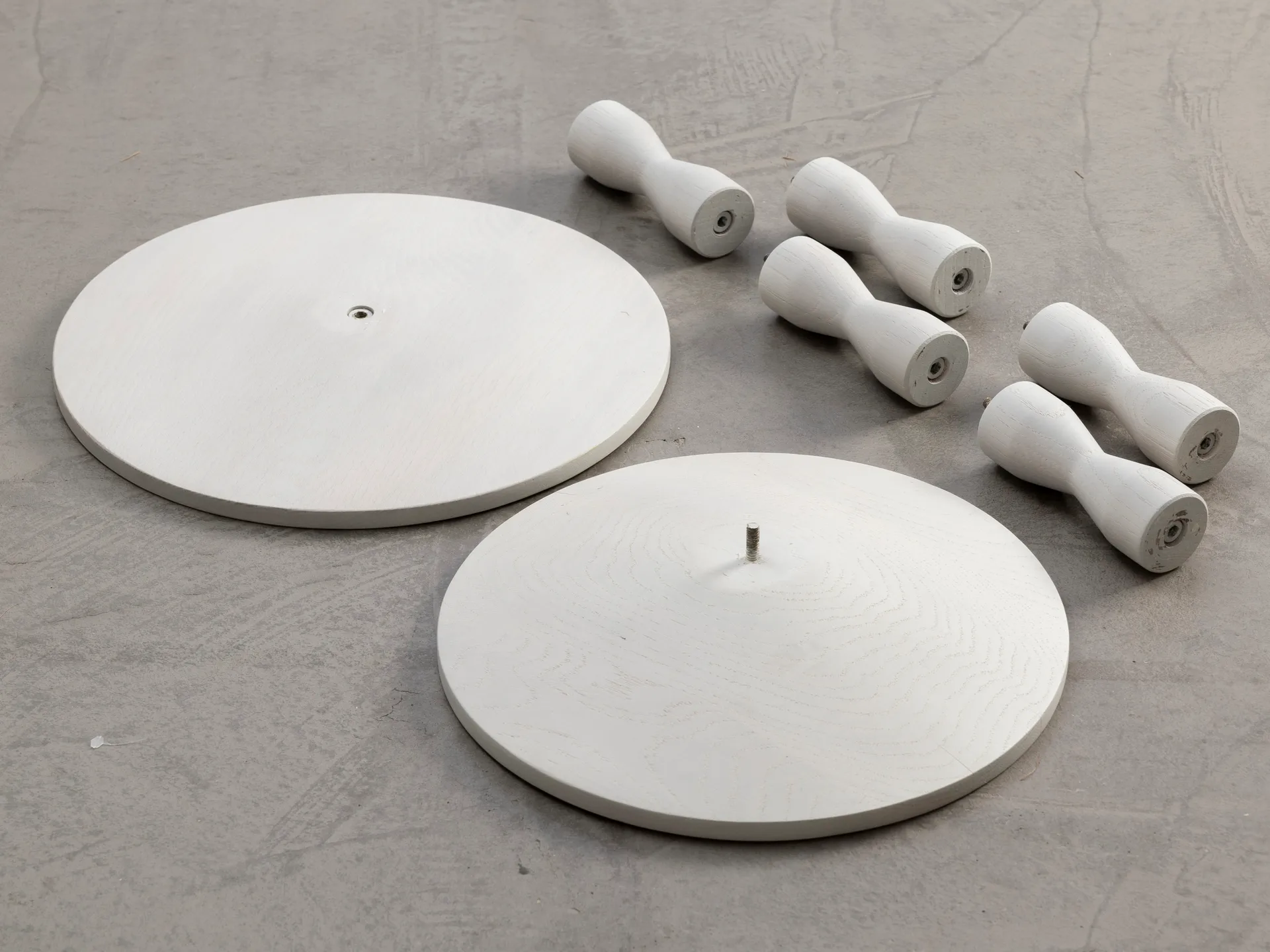 Pedestal bord Ø31x67,5 cm, Stained white grey Design House Stockholm