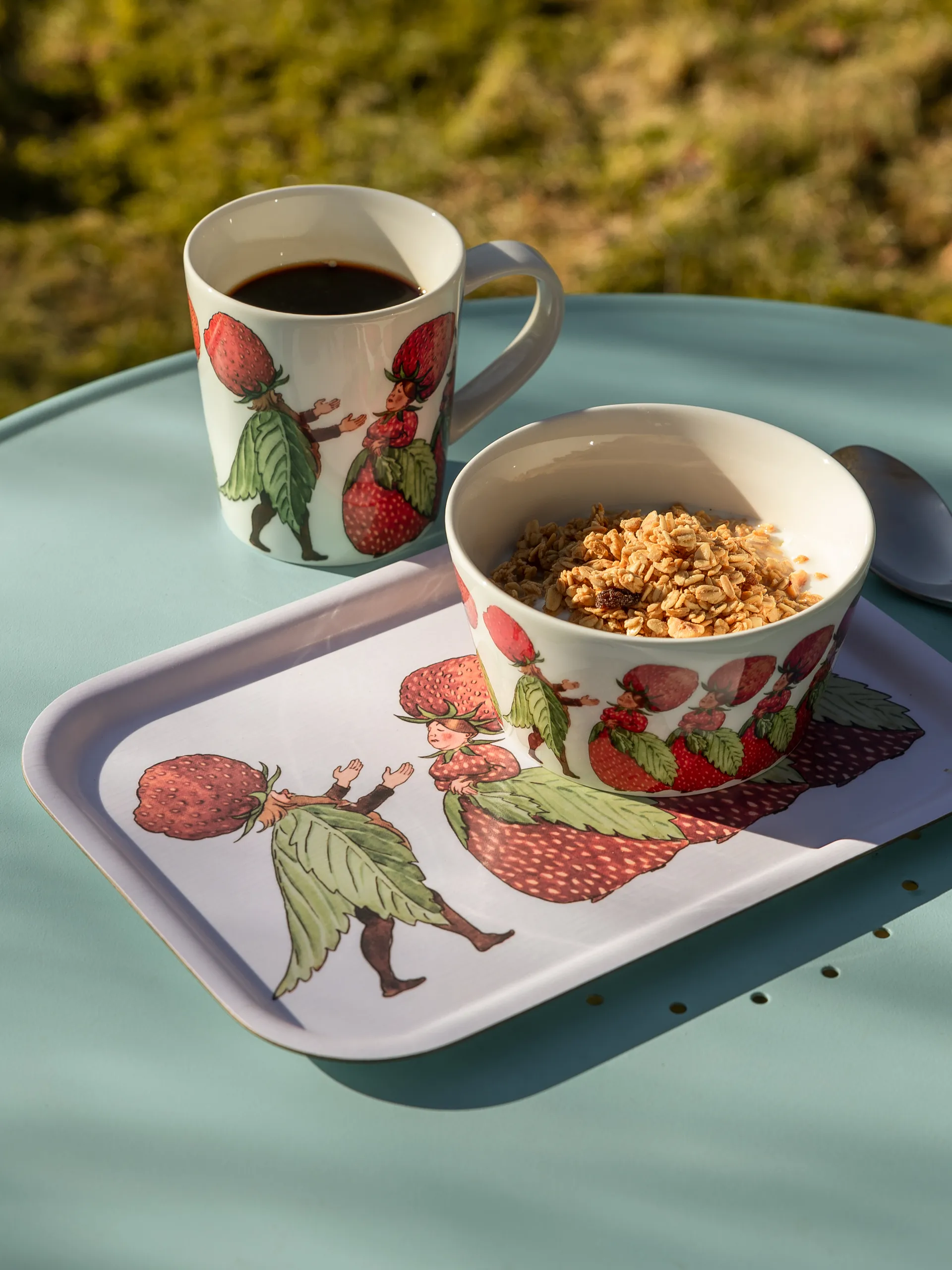 The Strawberry Family bakke 20x27 cm, White Design House Stockholm