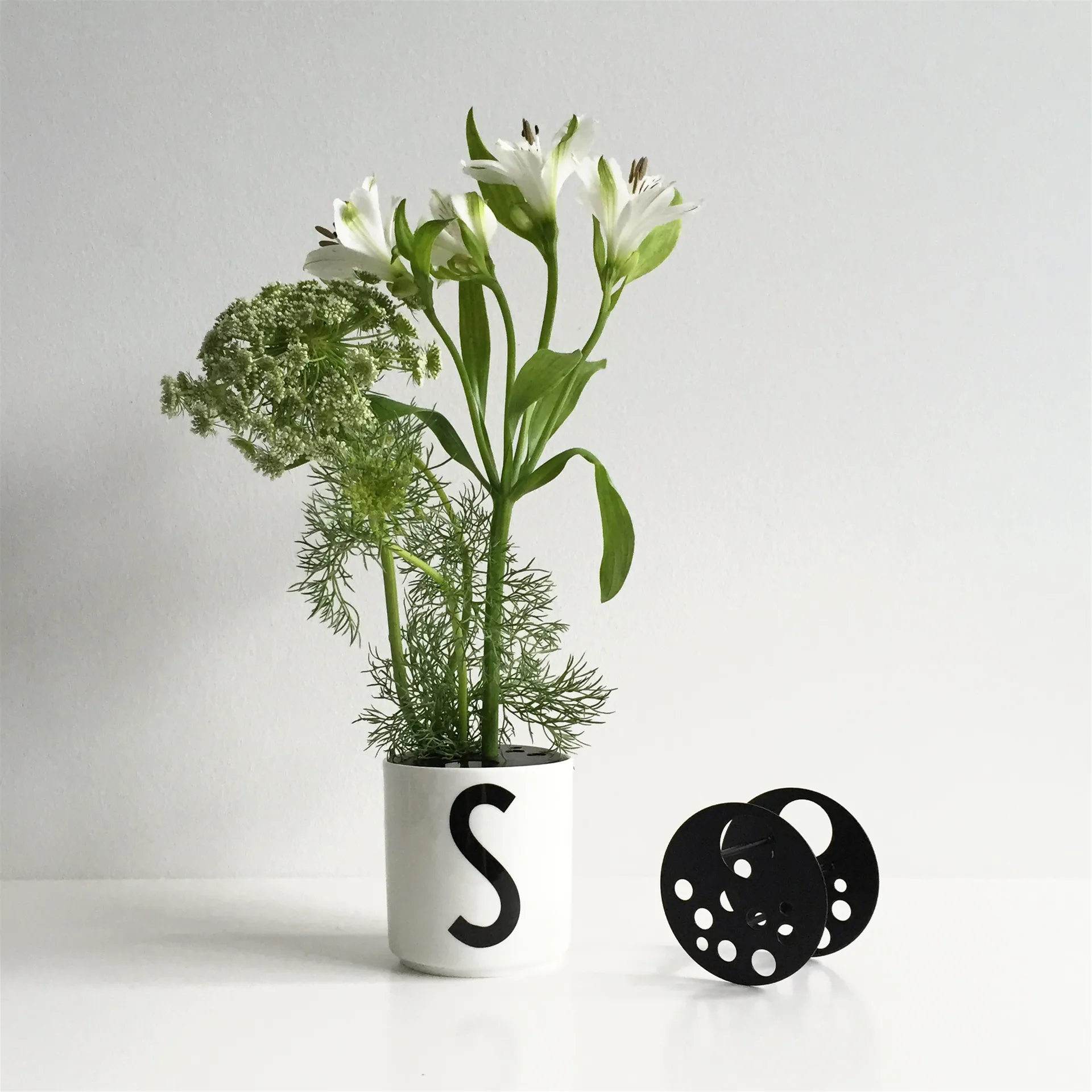 Design Letters blomsterholder Ø6.7 cm, sort Design Letters
