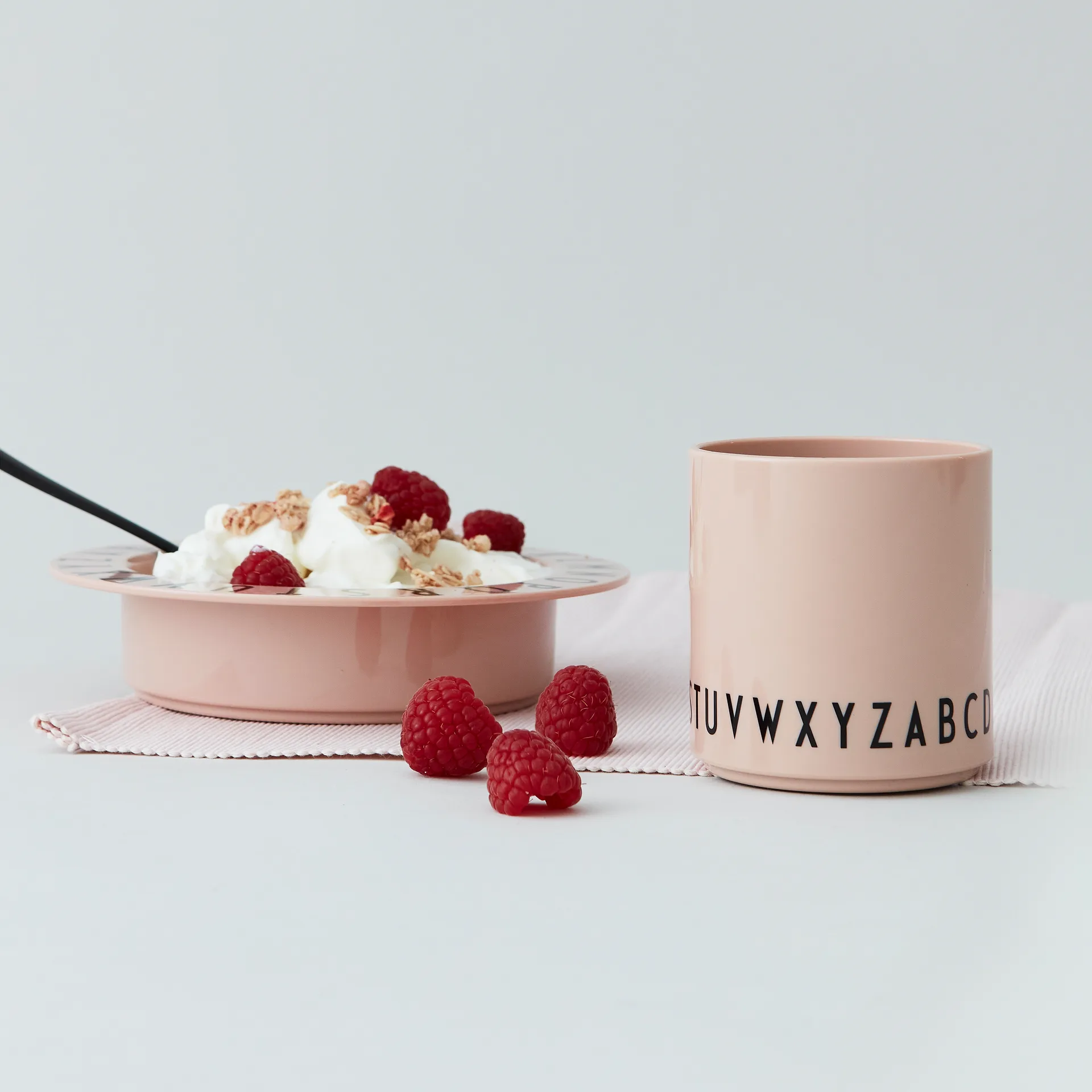 Eat & Learn børnekop, Nude Design Letters