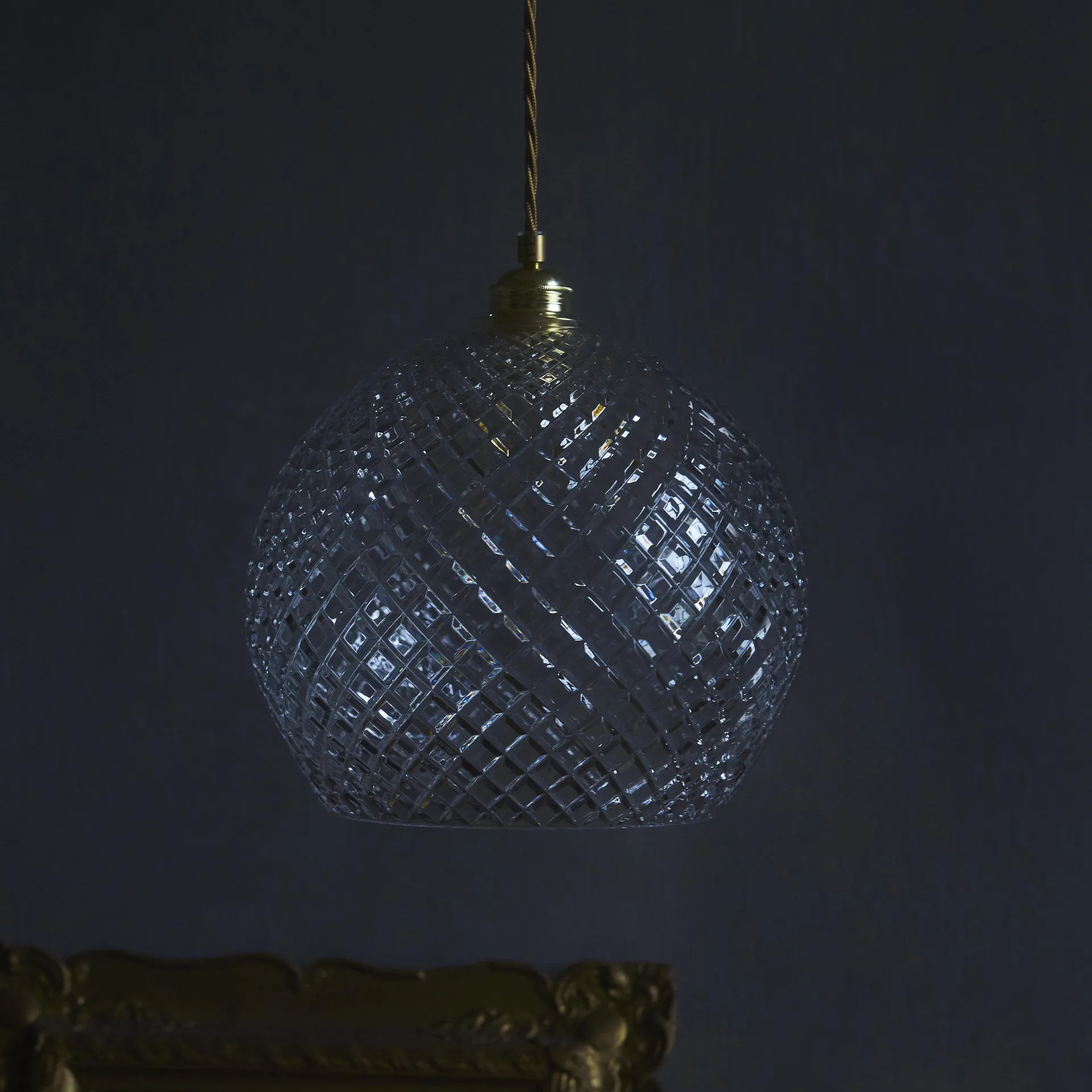 Rowan loftlampe Crystal Ø 22 cm, small + gold-coloured cord EBB & FLOW